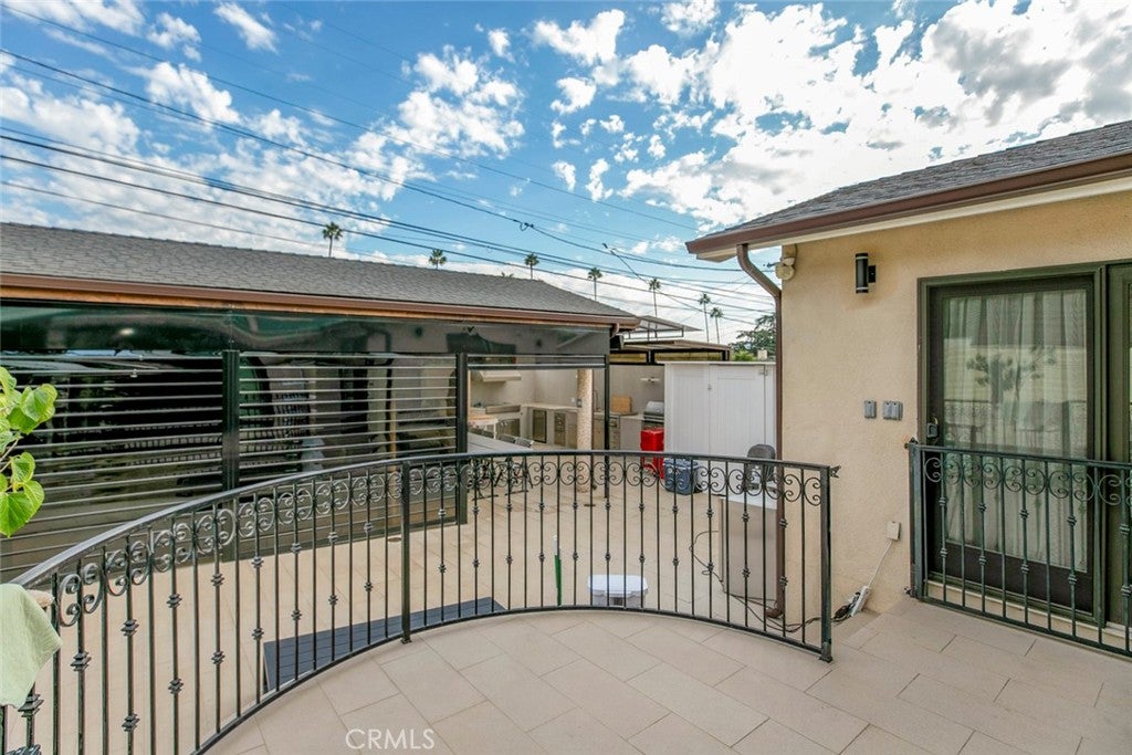 Glendale, California, 91201, United States, 4 Bedrooms Bedrooms, ,5 BathroomsBathrooms,Residential,For Sale,1969452