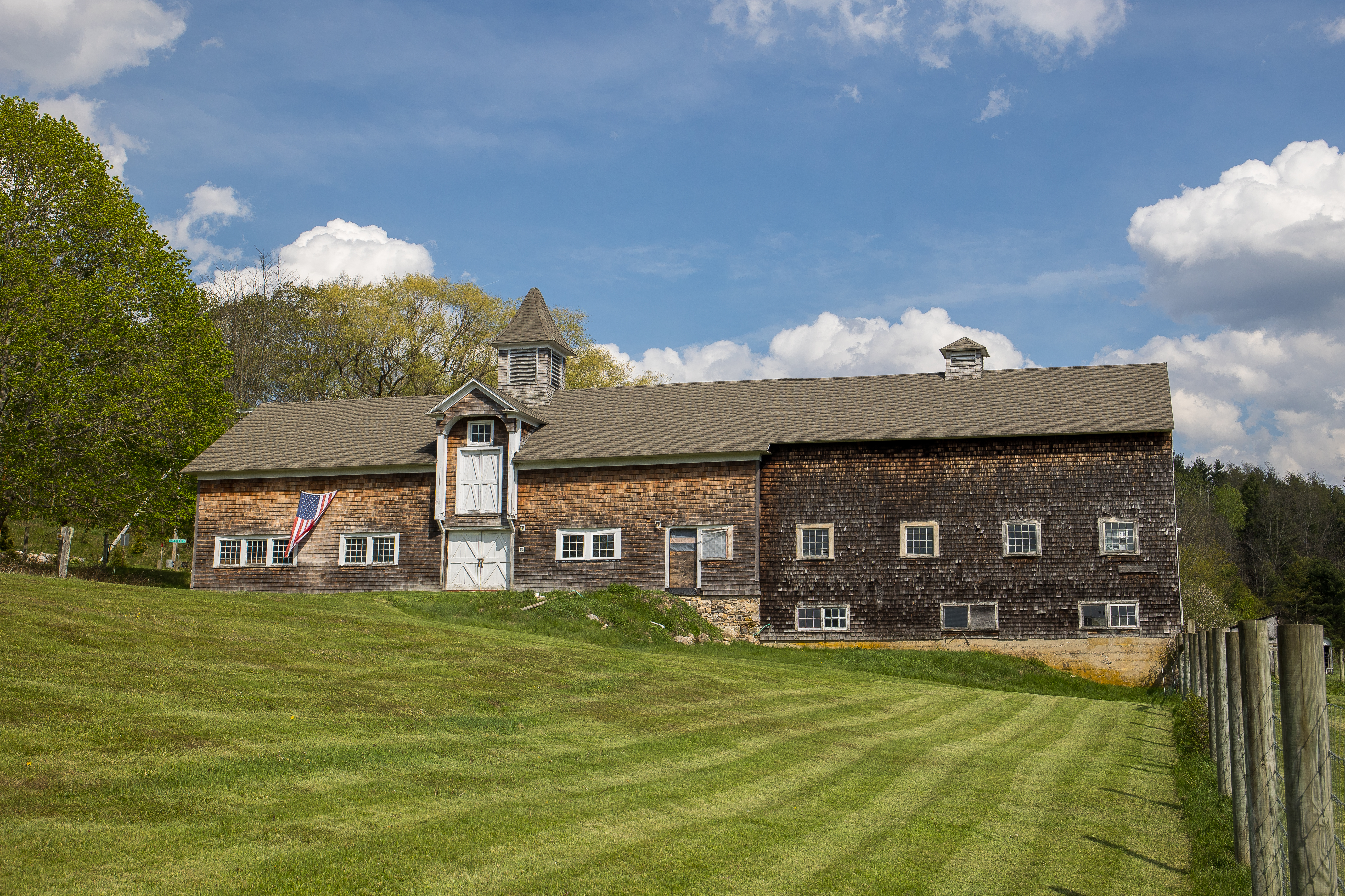  A Tranquil Berkshire Legacy: 22 Scenic Acres and a Landmark 3-Story Barn, Brookm - 物件實景