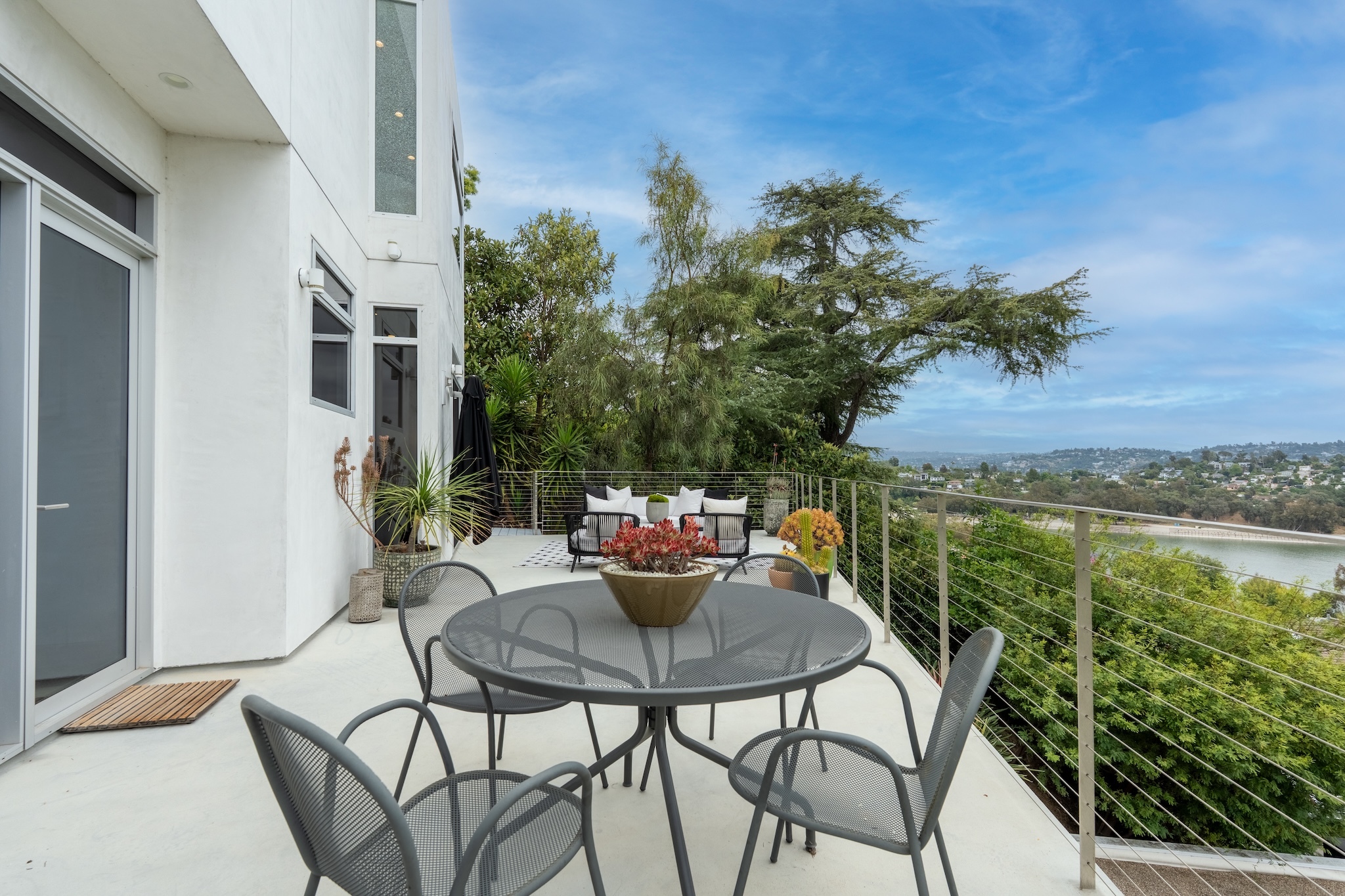  2129 Redcliff St - 物件實景