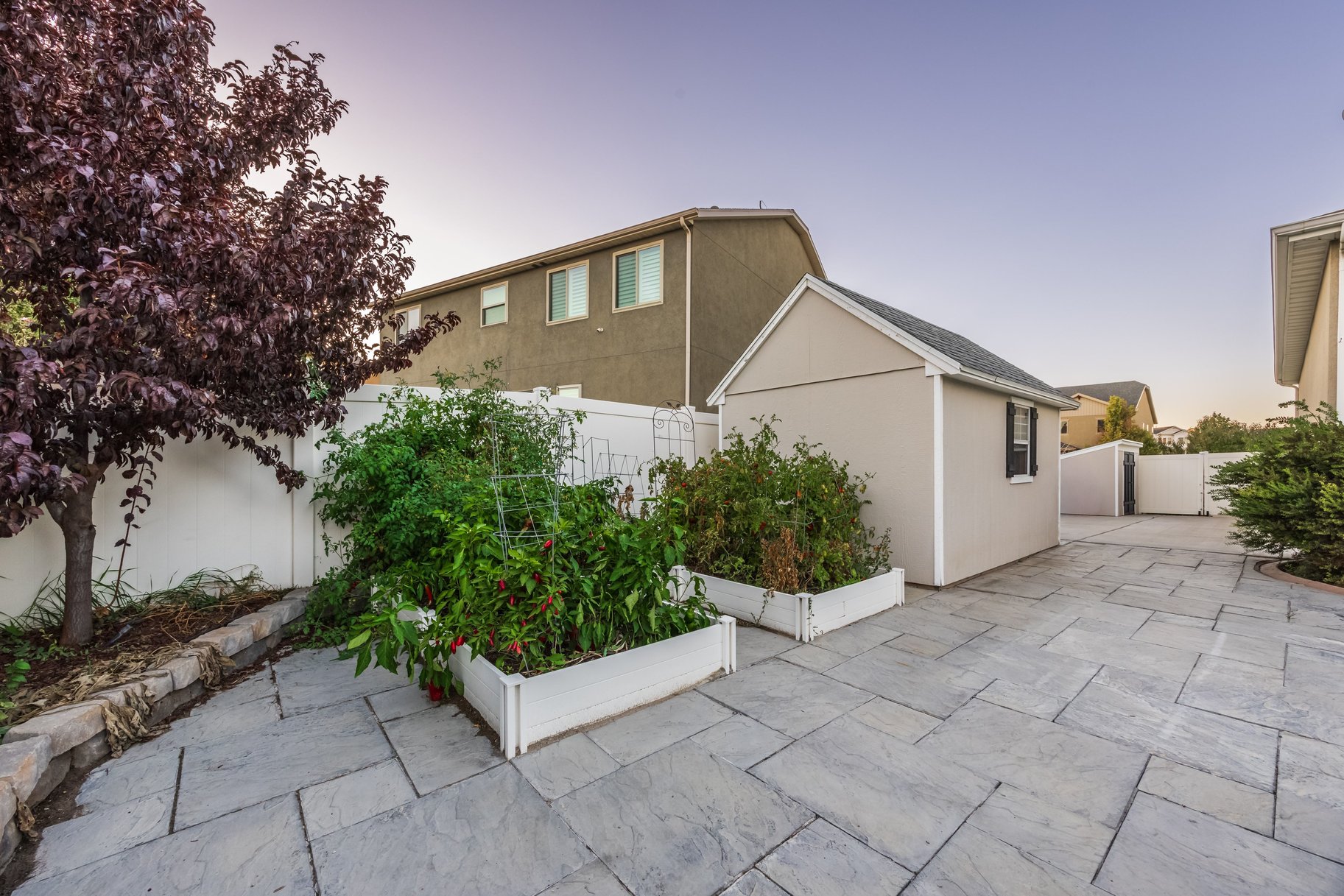  Riverton Corner-Lot Home: 7 Beds, Main-Floor Bedroom, 3-Car Garage & RV Parking - 物件實景