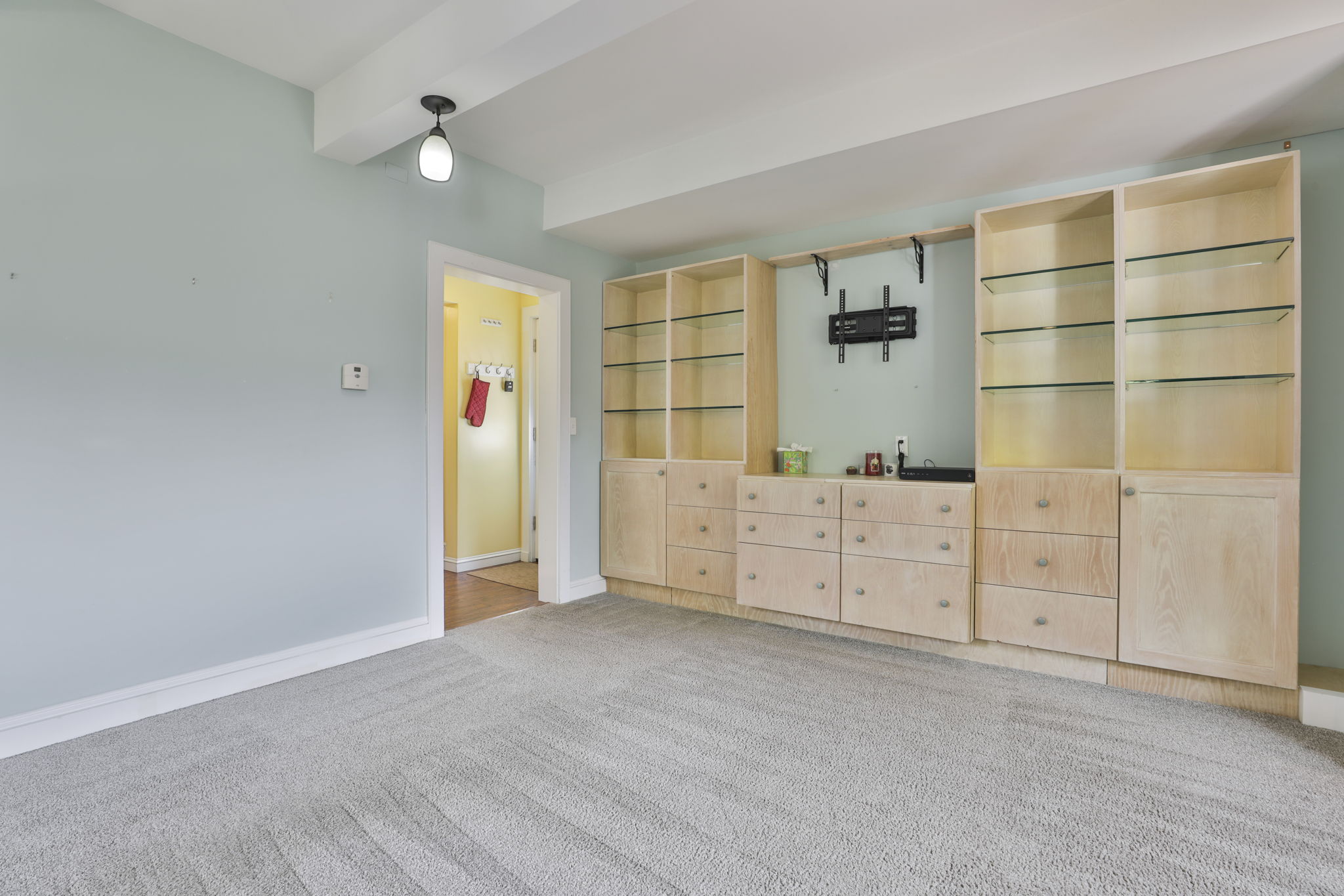 Manchester, New Hampshire, 03104, United States, 3 Bedrooms Bedrooms, ,2 BathroomsBathrooms,Residential,For Sale,1975563