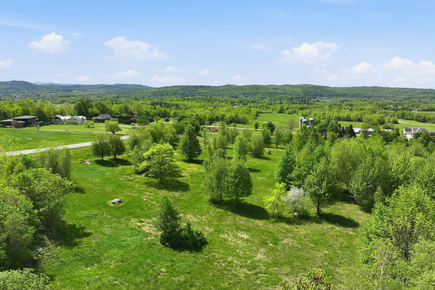  351 Ledgewood Drive - 物件實景