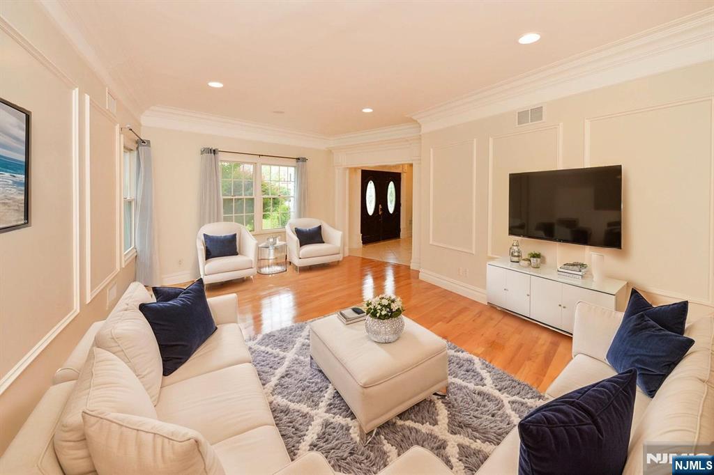 Fort Lee, New Jersey, 07024, United States, 5 Bedrooms Bedrooms, ,5 BathroomsBathrooms,Residential,For Sale,1942232