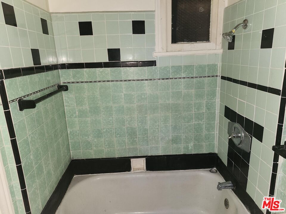 Los Angeles, California, 90037, United States, 4 Bedrooms Bedrooms, ,Residential,For Sale,2000606