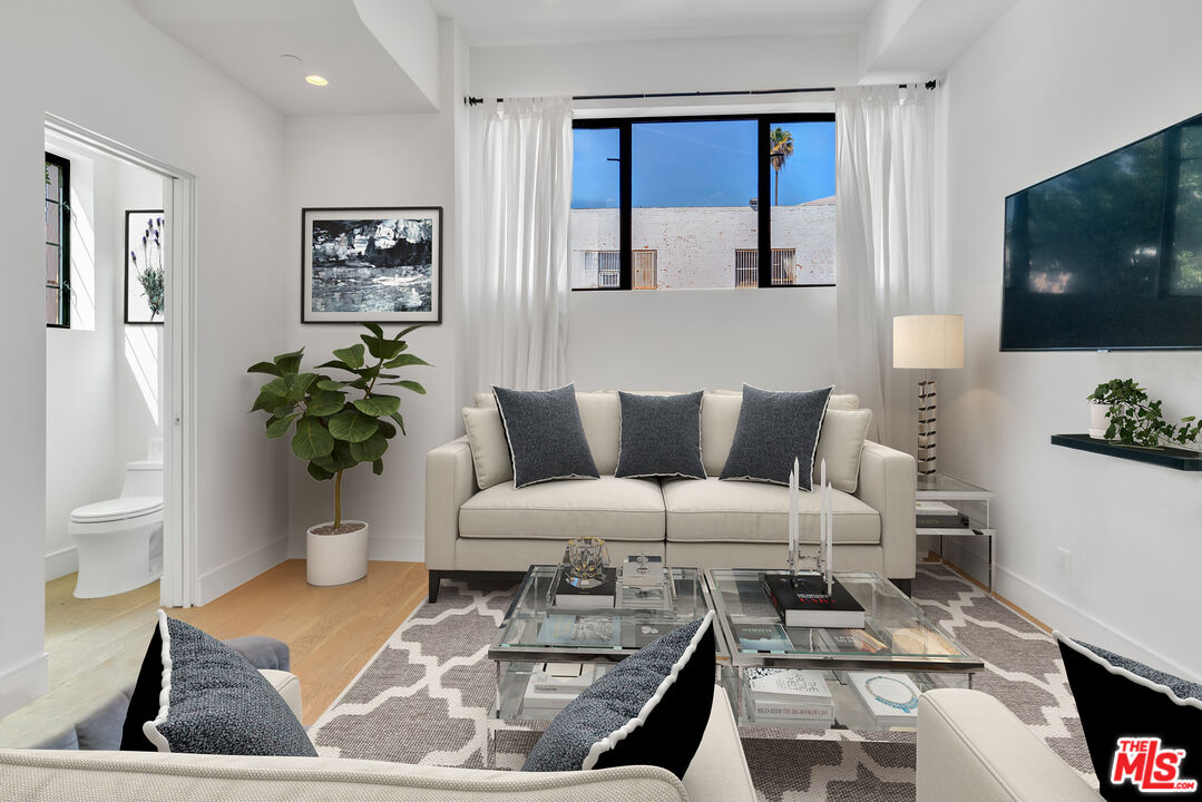 Los Angeles, California, 90046, United States, 3 Bedrooms Bedrooms, ,3 BathroomsBathrooms,Residential,For Sale,1827071
