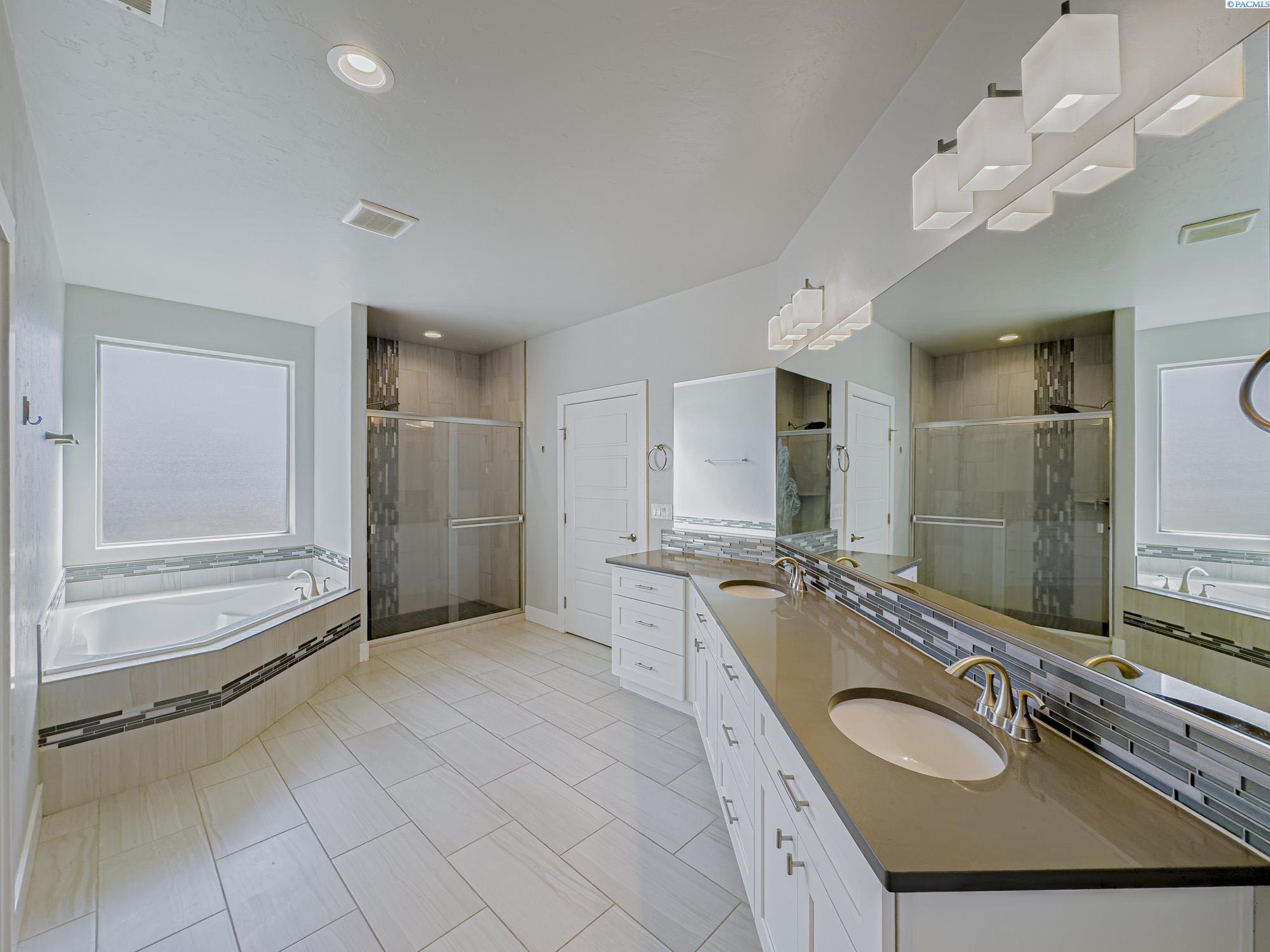 West Richland, Washington, 99353, United States, 5 Bedrooms Bedrooms, ,2 BathroomsBathrooms,Residential,For Sale,1873826