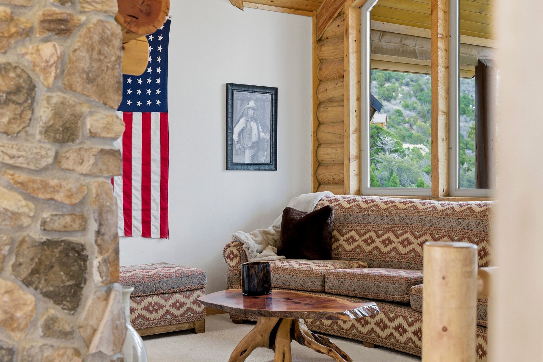  Renovated Log Cabin in Cedar Highlands with Wraparound Deck & Mountain Views - 物件實景