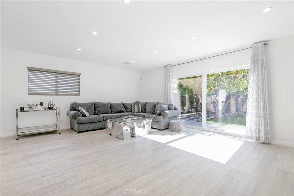 Valley Glen, California, 91405, United States, 3 Bedrooms Bedrooms, ,3 BathroomsBathrooms,Residential,For Sale,1938846