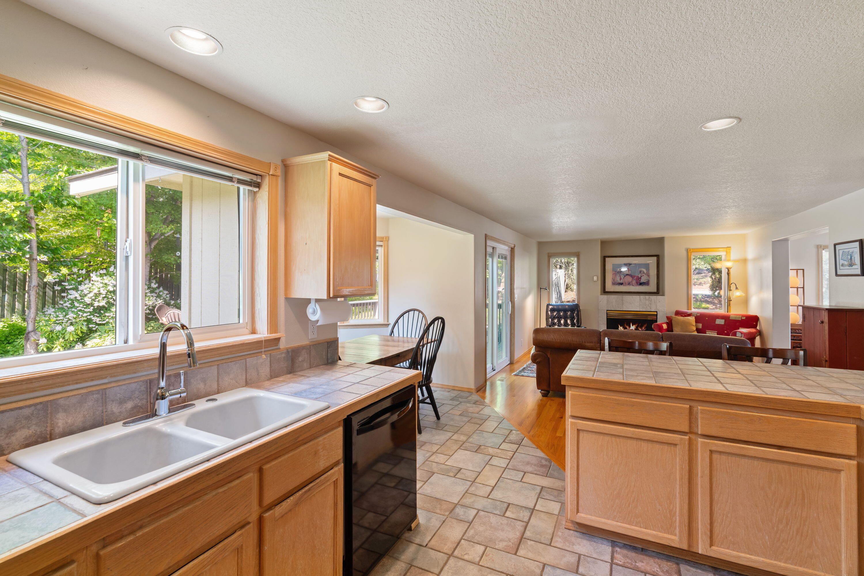 Redmond, Oregon, 97756, United States, 3 Bedrooms Bedrooms, ,4 BathroomsBathrooms,Residential,For Sale,1856956