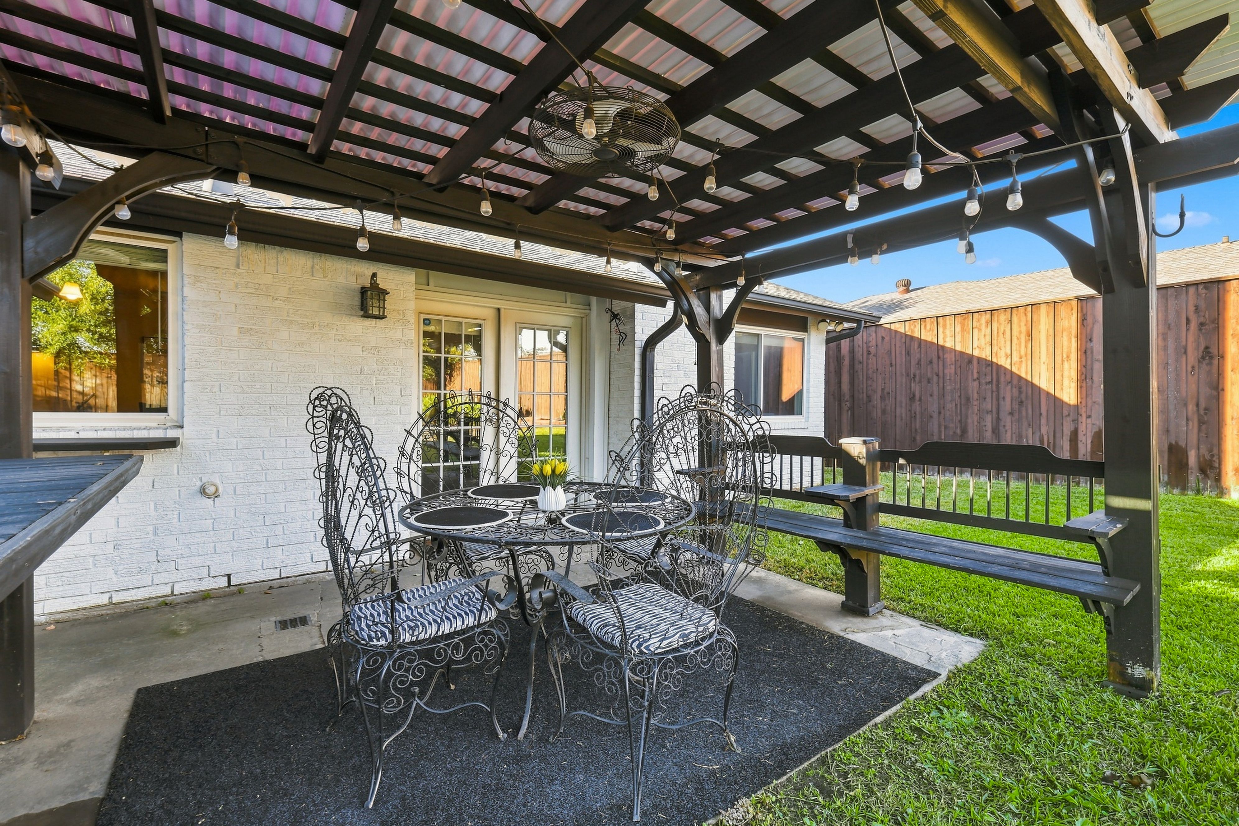  Established Neighborhood Charm. Private Poolside Retreat. - 物件實景