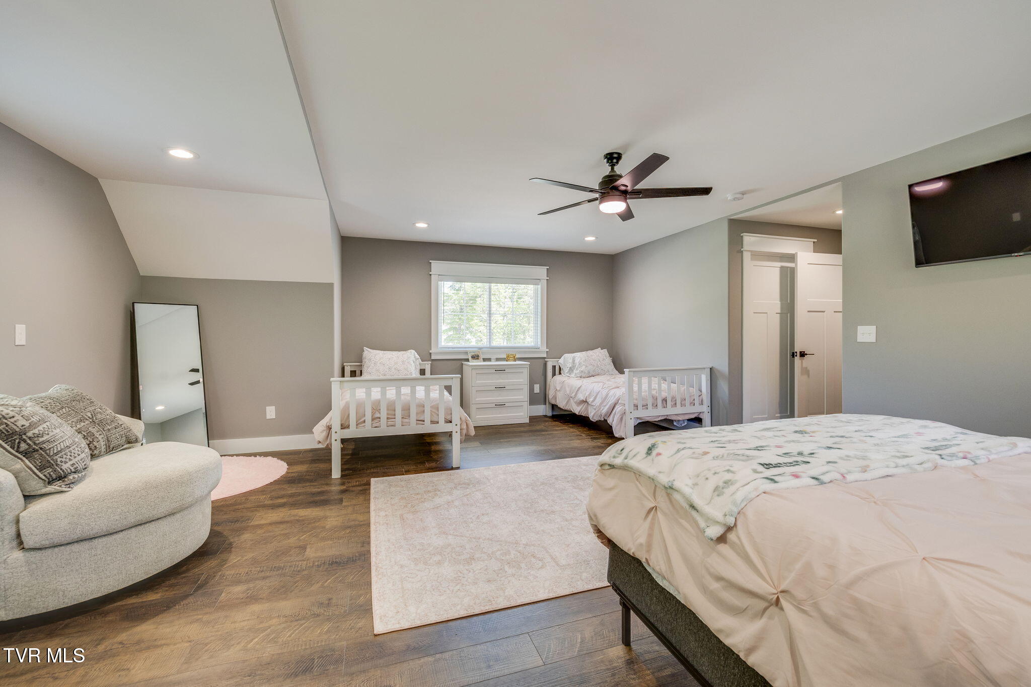 Dandridge, Tennessee, 37725, United States, 3 Bedrooms Bedrooms, ,4 BathroomsBathrooms,Residential,For Sale,2040308