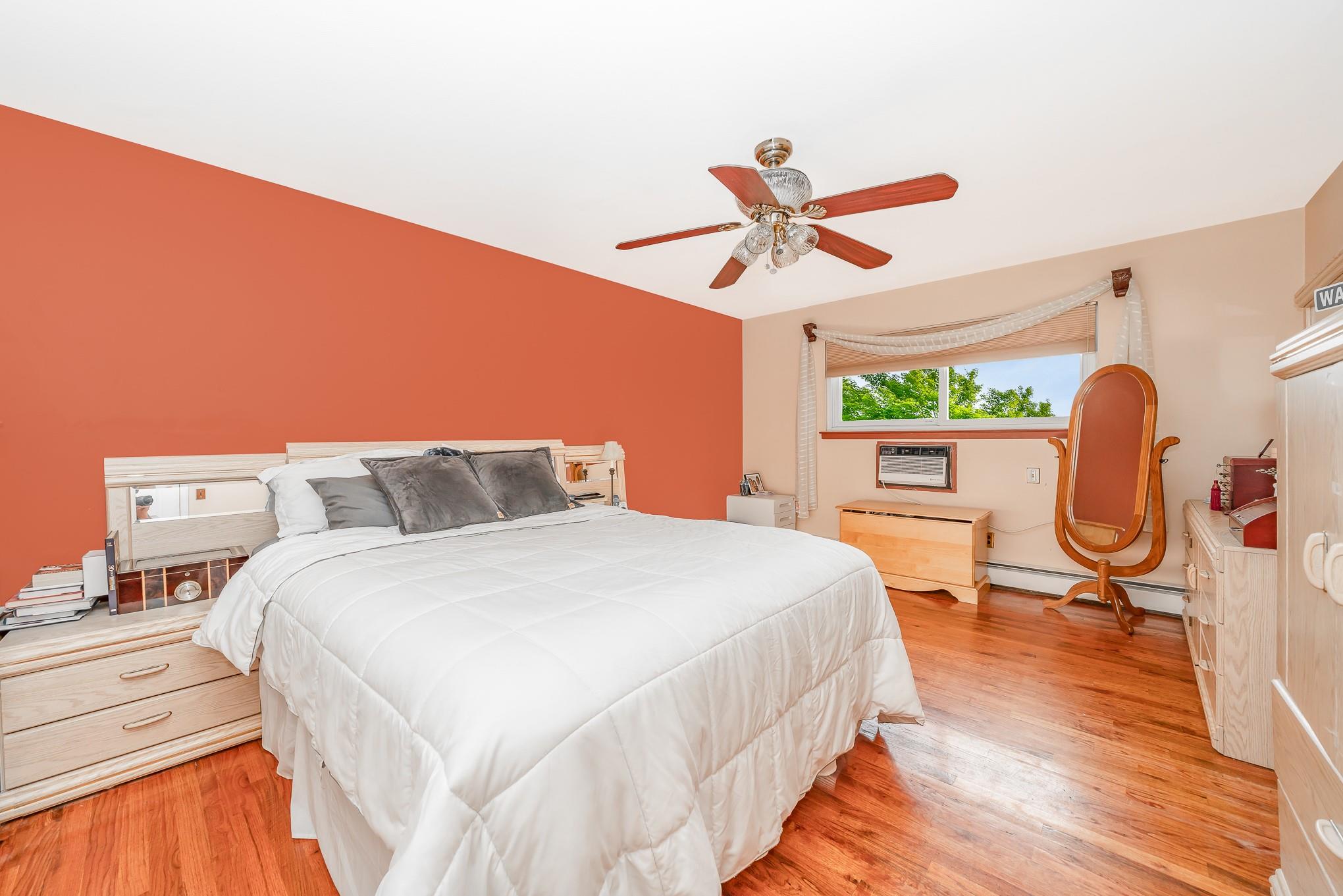 Franklin Square, New York, 11010, United States, 5 Bedrooms Bedrooms, ,2 BathroomsBathrooms,Residential,For Sale,1974579