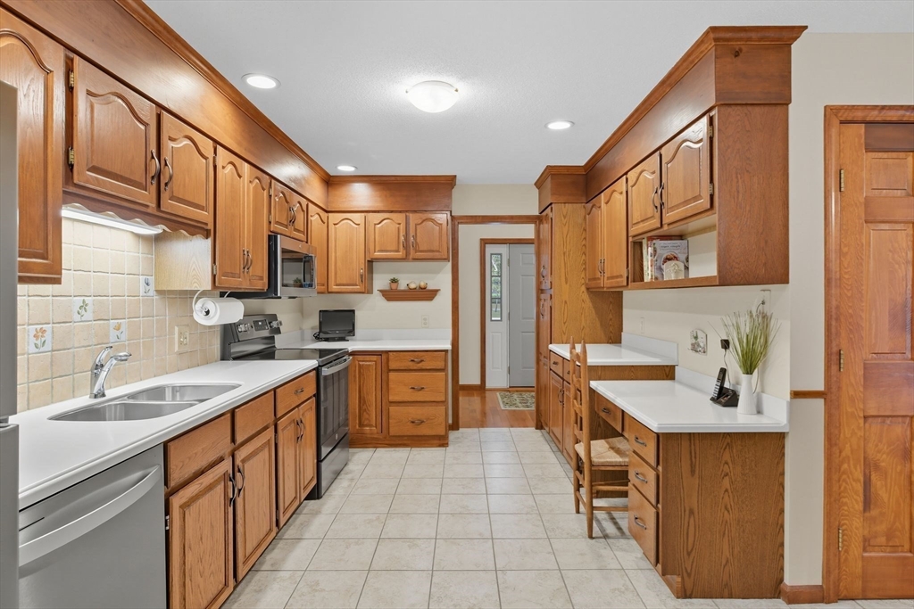 Westfield, Massachusetts, 01085, United States, 3 Bedrooms Bedrooms, ,3 BathroomsBathrooms,Residential,For Sale,1966188