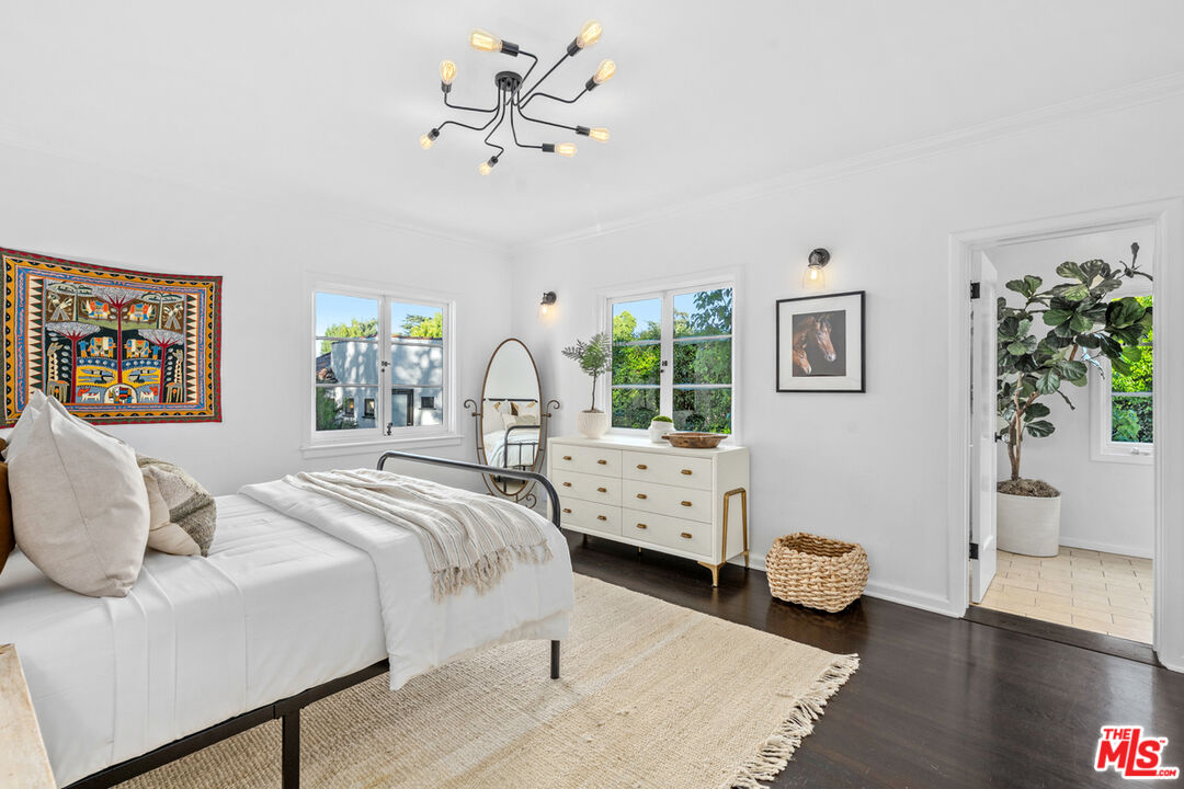 Los Angeles, California, 90004, United States, 4 Bedrooms Bedrooms, ,5 BathroomsBathrooms,Residential,For Sale,1989433