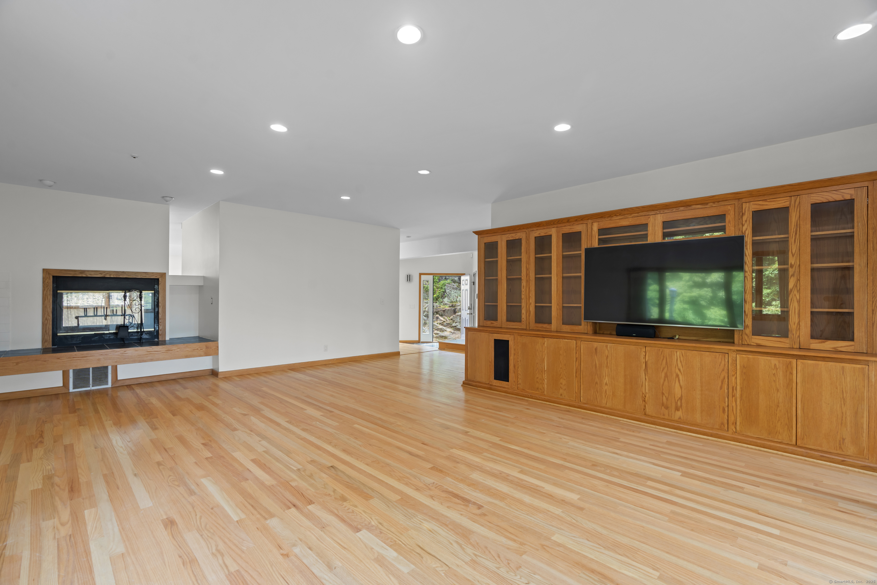 Branford, Connecticut, 06405, United States, 3 Bedrooms Bedrooms, ,3 BathroomsBathrooms,Residential,For Sale,1912319