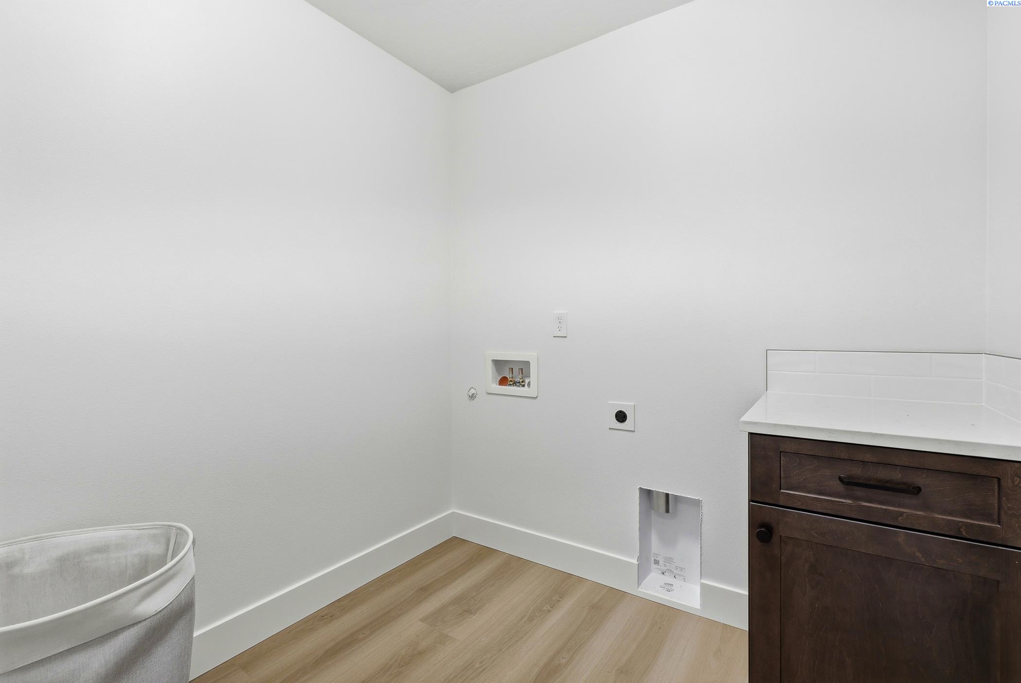 Kennewick, Washington, 99338, United States, 3 Bedrooms Bedrooms, ,2 BathroomsBathrooms,Residential,For Sale,2000655