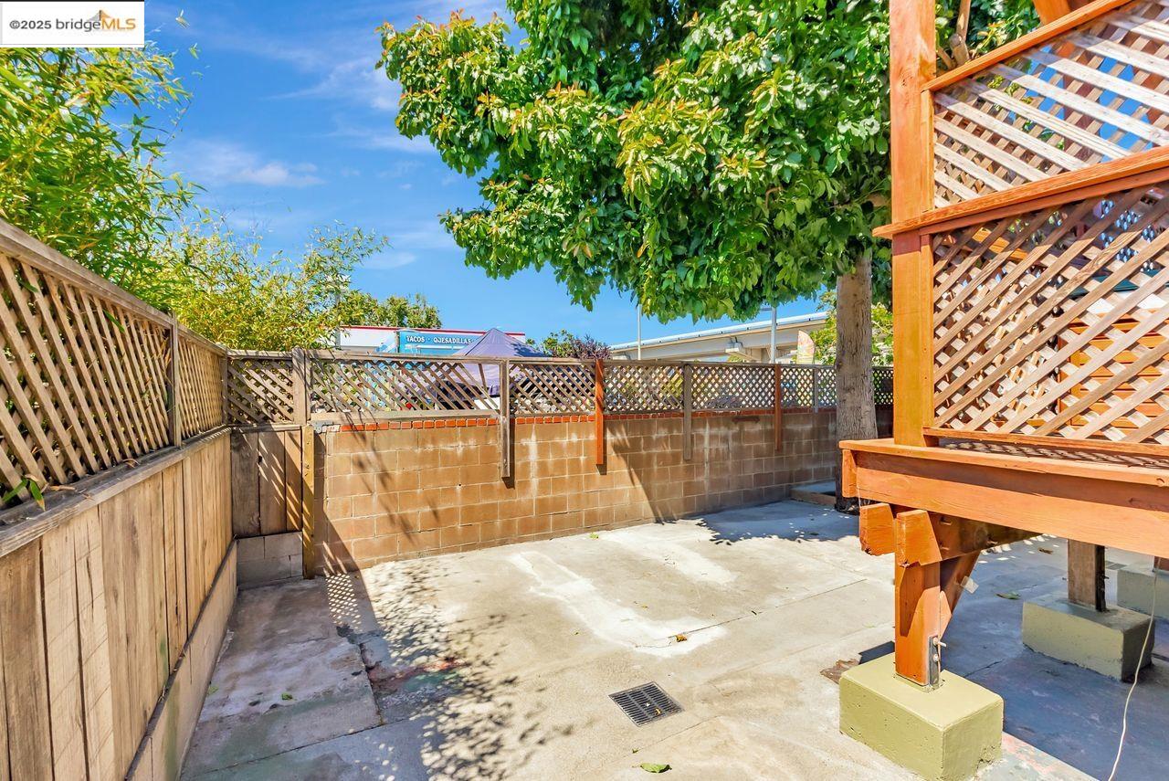 Oakland, California, 94608, United States, 6 Bedrooms Bedrooms, ,3 BathroomsBathrooms,Residential,For Sale,1939780