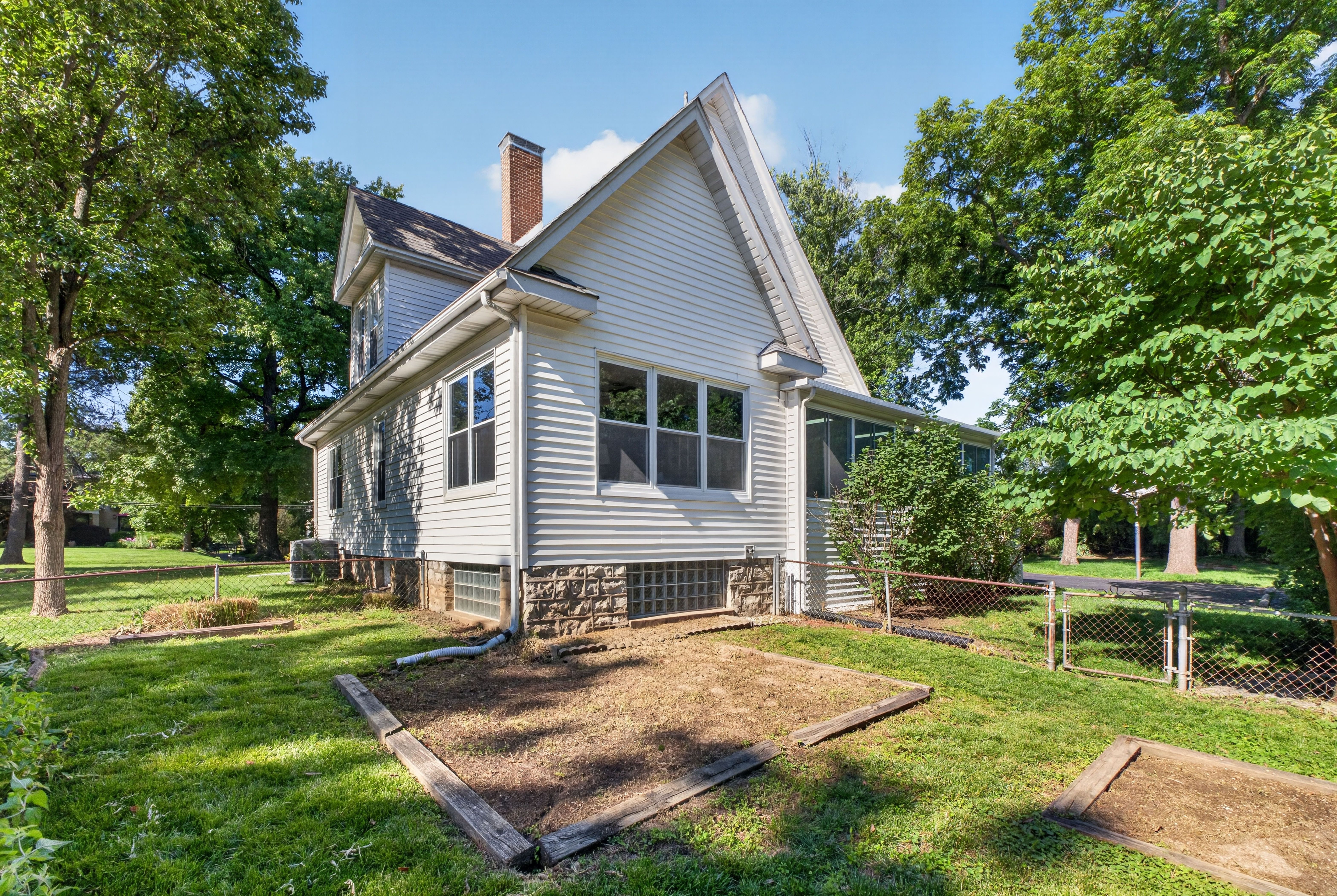  Charming White Farmhouse with Flexible Spacious Living - 物件實景
