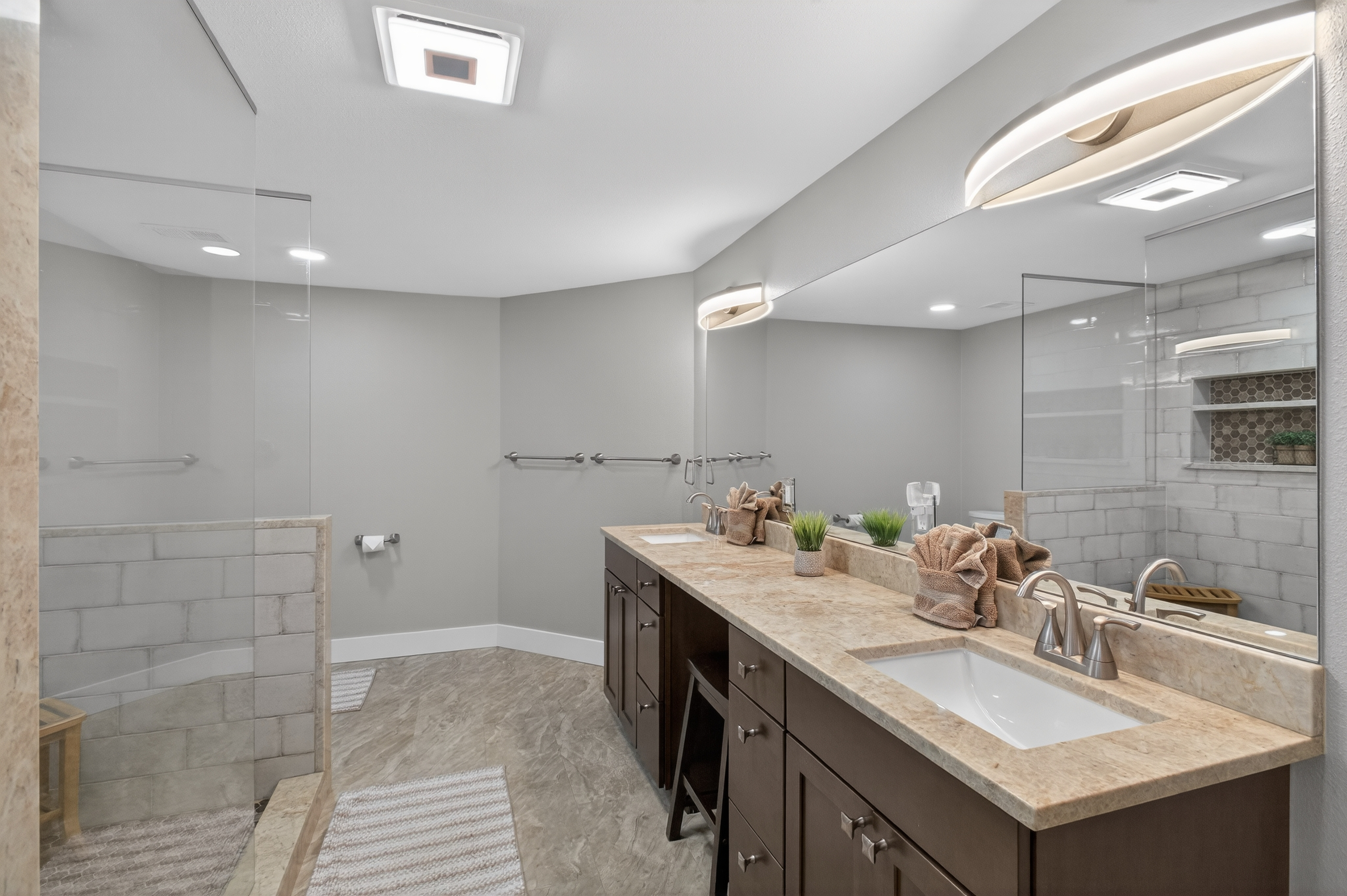  Thoughtfully Updated Throughout - 物件實景