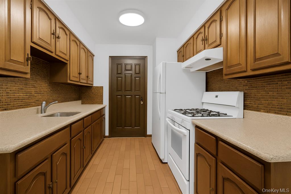 Yonkers, New York, 10710, United States, 3 Bedrooms Bedrooms, ,1 BathroomBathrooms,Residential,For Sale,1976083