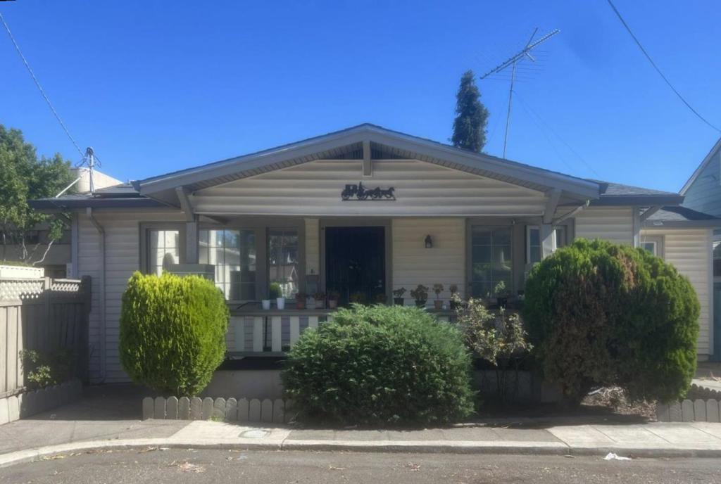 Hayward, California, 94541, United States, 2 Bedrooms Bedrooms, ,1 BathroomBathrooms,Residential,For Sale,2009058