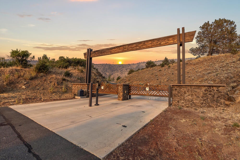 Klamath Falls, Oregon, 97601, United States, 3 Bedrooms Bedrooms, ,4 BathroomsBathrooms,Residential,For Sale,1794380