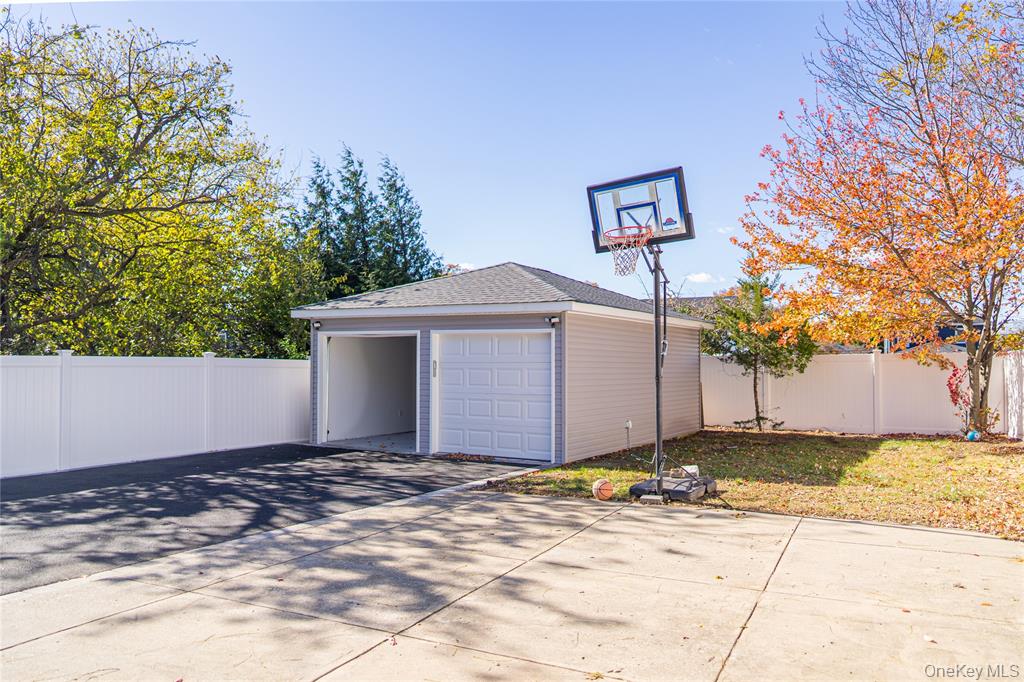 Amityville, New York, 11701, United States, 6 Bedrooms Bedrooms, ,3 BathroomsBathrooms,Residential,For Sale,1989653