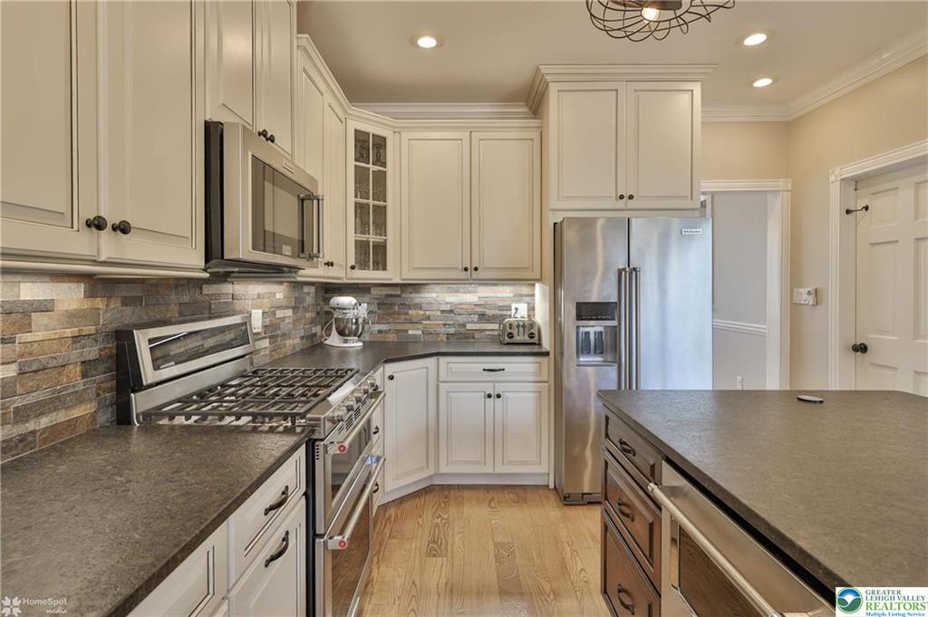 Stroudsburg, Pennsylvania, 18360-6926, United States, 7 Bedrooms Bedrooms, ,4 BathroomsBathrooms,Residential,For Sale,1904497
