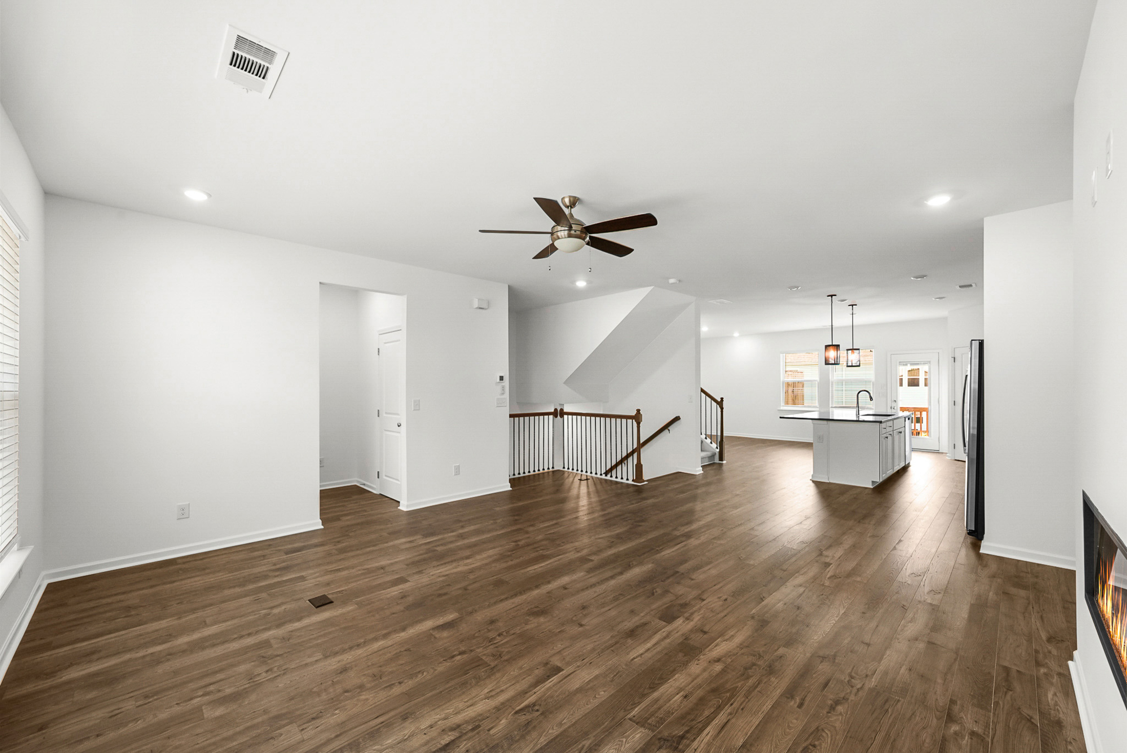  Better Than New Townhome is Ready Today - 物件實景