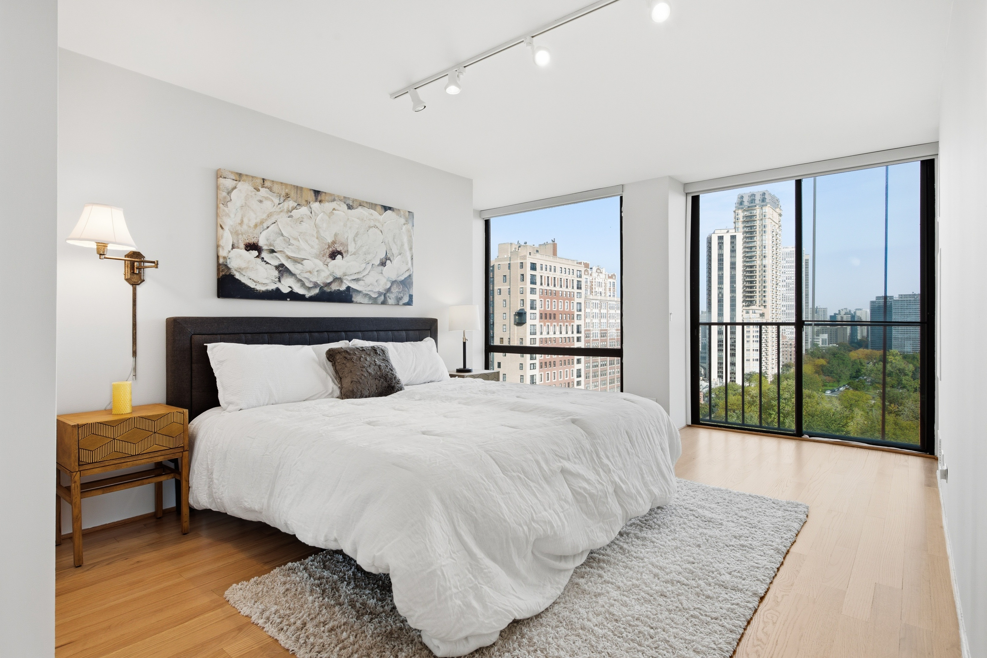  Spectacular 2-bedroom, 2-bath Corner Residence Perched High Above Lincoln Park - 物件實景