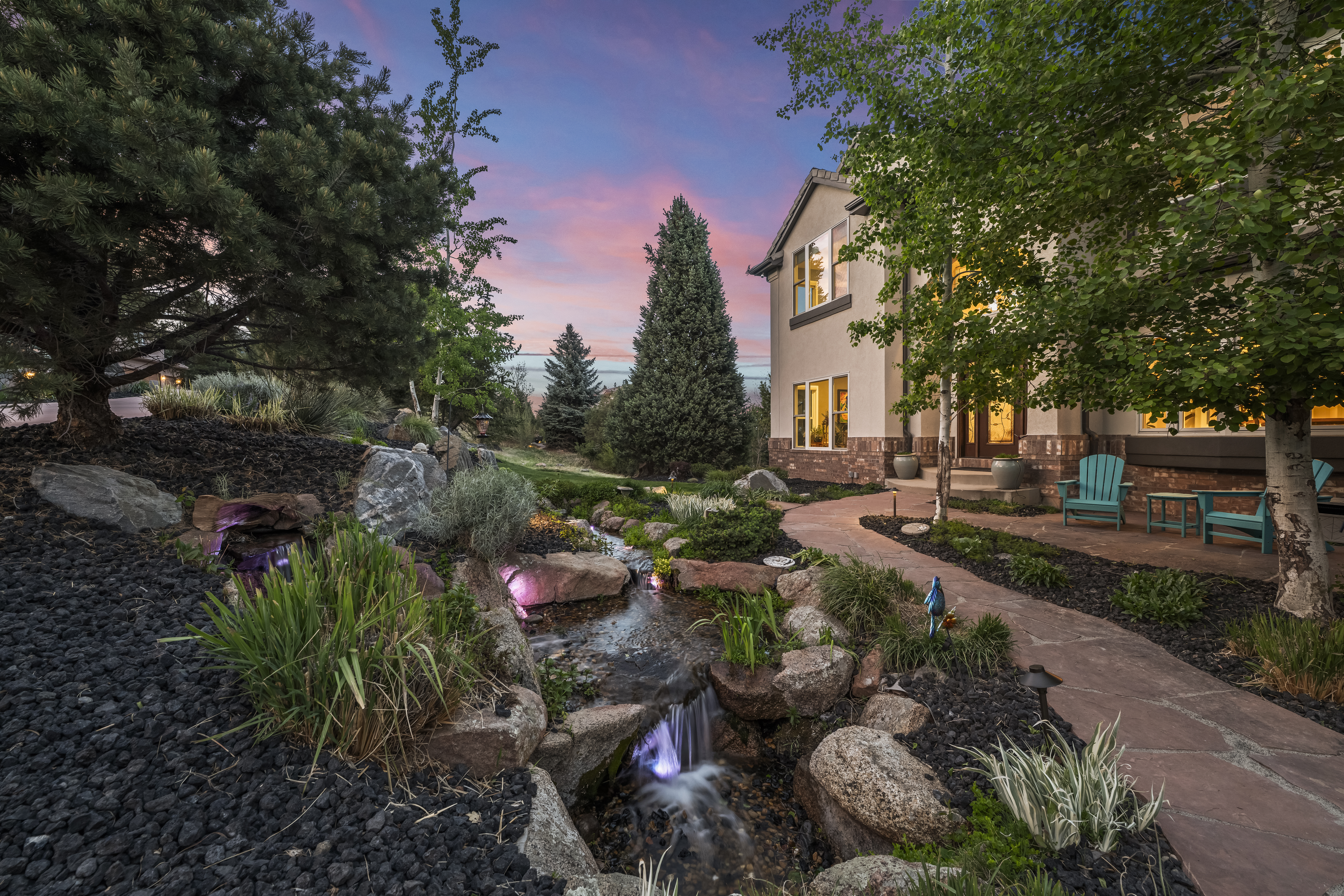  Stunning two-story walkout on a rare usable ¾-acre lot - 物件實景