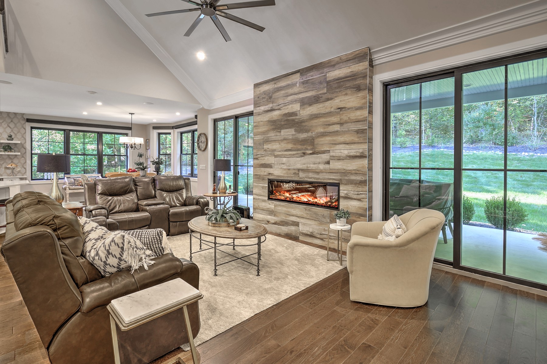  Custom Built Home Blends Classic Elegance with Modern Amenities - 物件實景