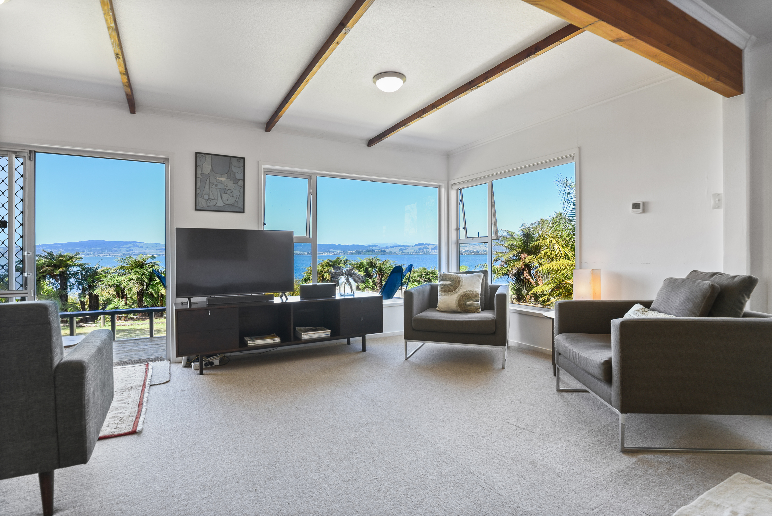  A Bach, A Lake, and a Blank Canvas - 物件實景