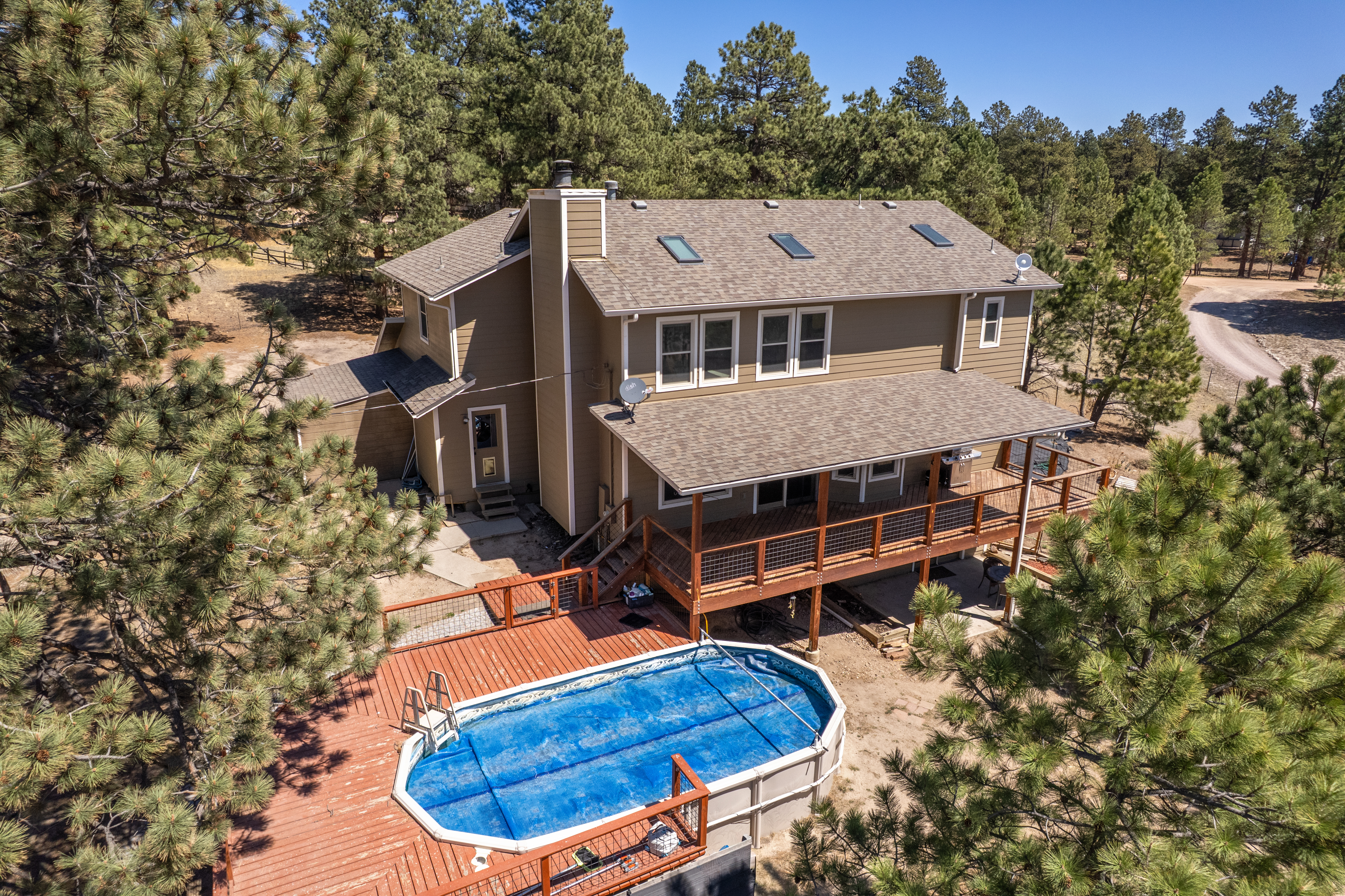  Set behind a gated entry on two and a half wooded acres - 物件實景