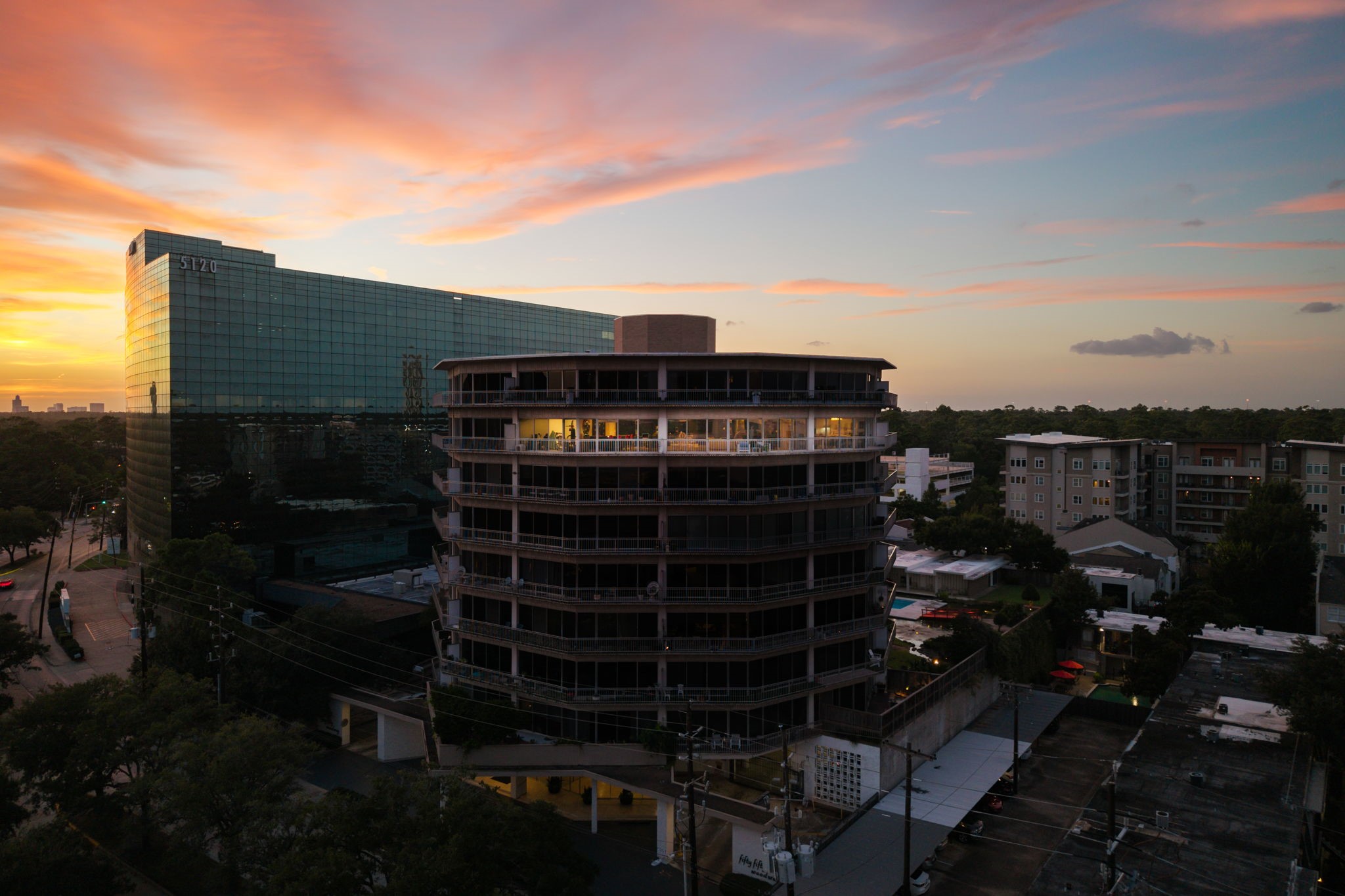  5050 Woodway Drive #8N - 物件實景