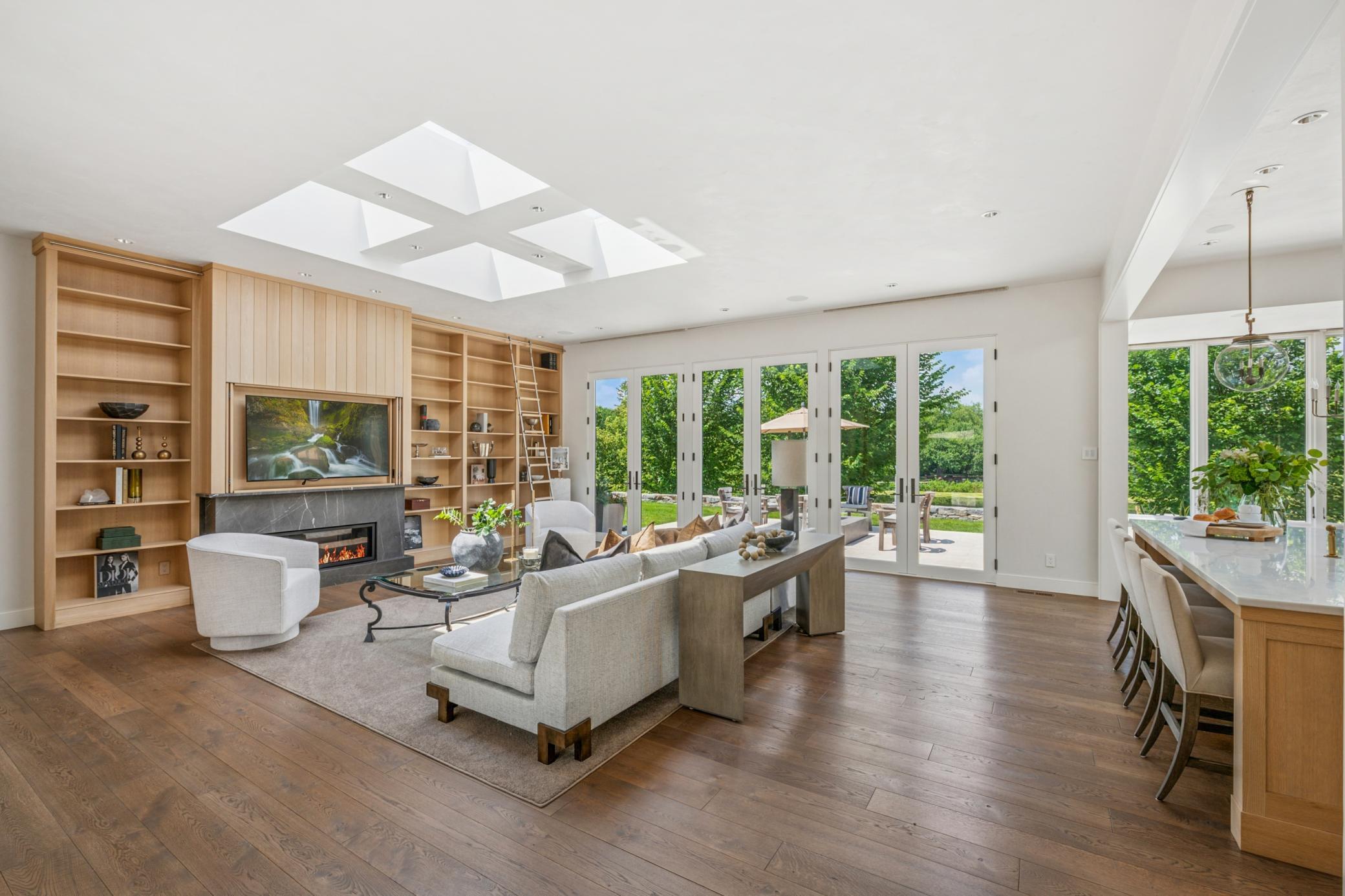 Minneapolis, Minnesota, 55405, United States, 5 Bedrooms Bedrooms, ,1 BathroomBathrooms,Residential,For Sale,1897759