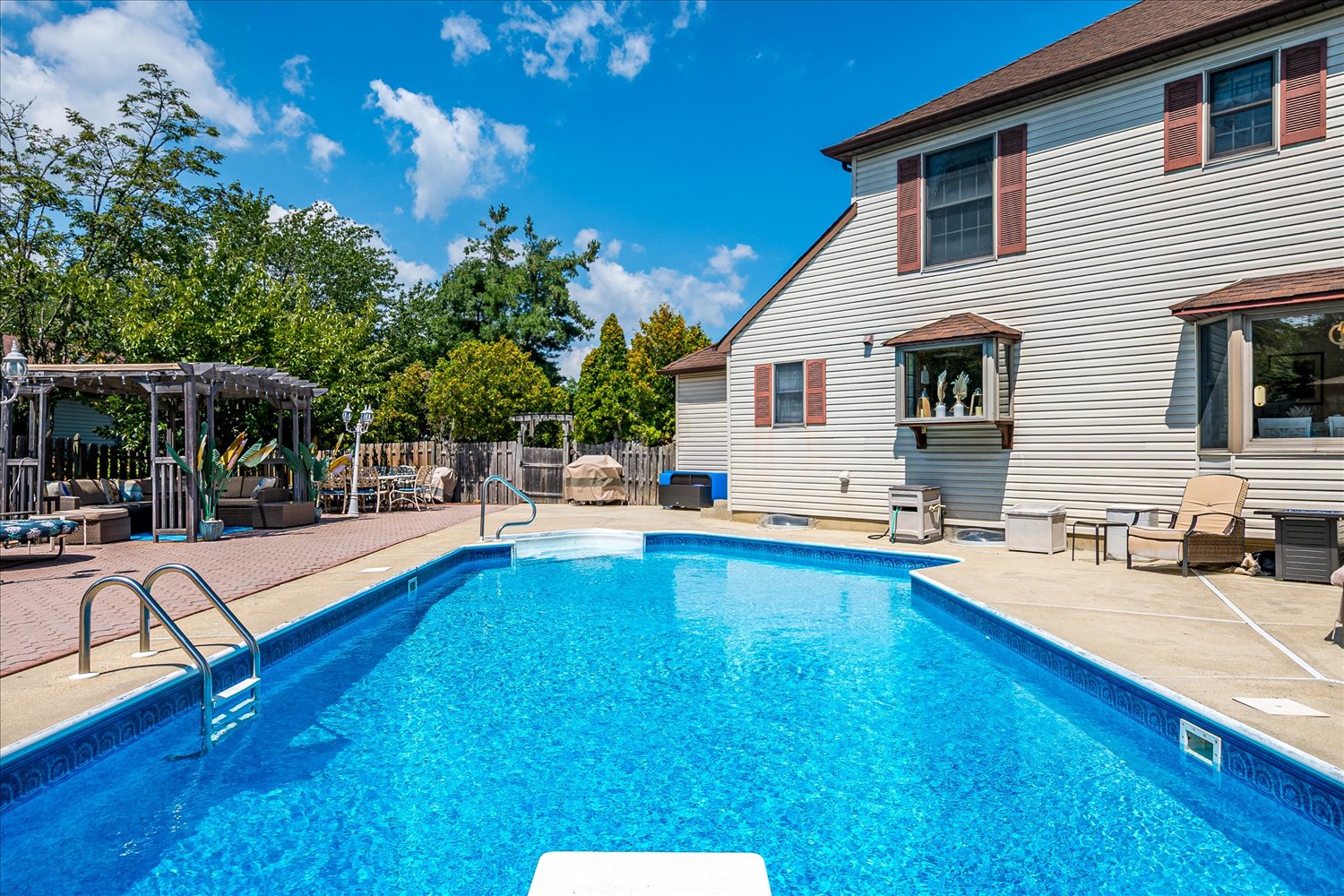 Eatontown, New Jersey, 07724, United States, 9 Bedrooms Bedrooms, ,4 BathroomsBathrooms,Residential,For Sale,1910757