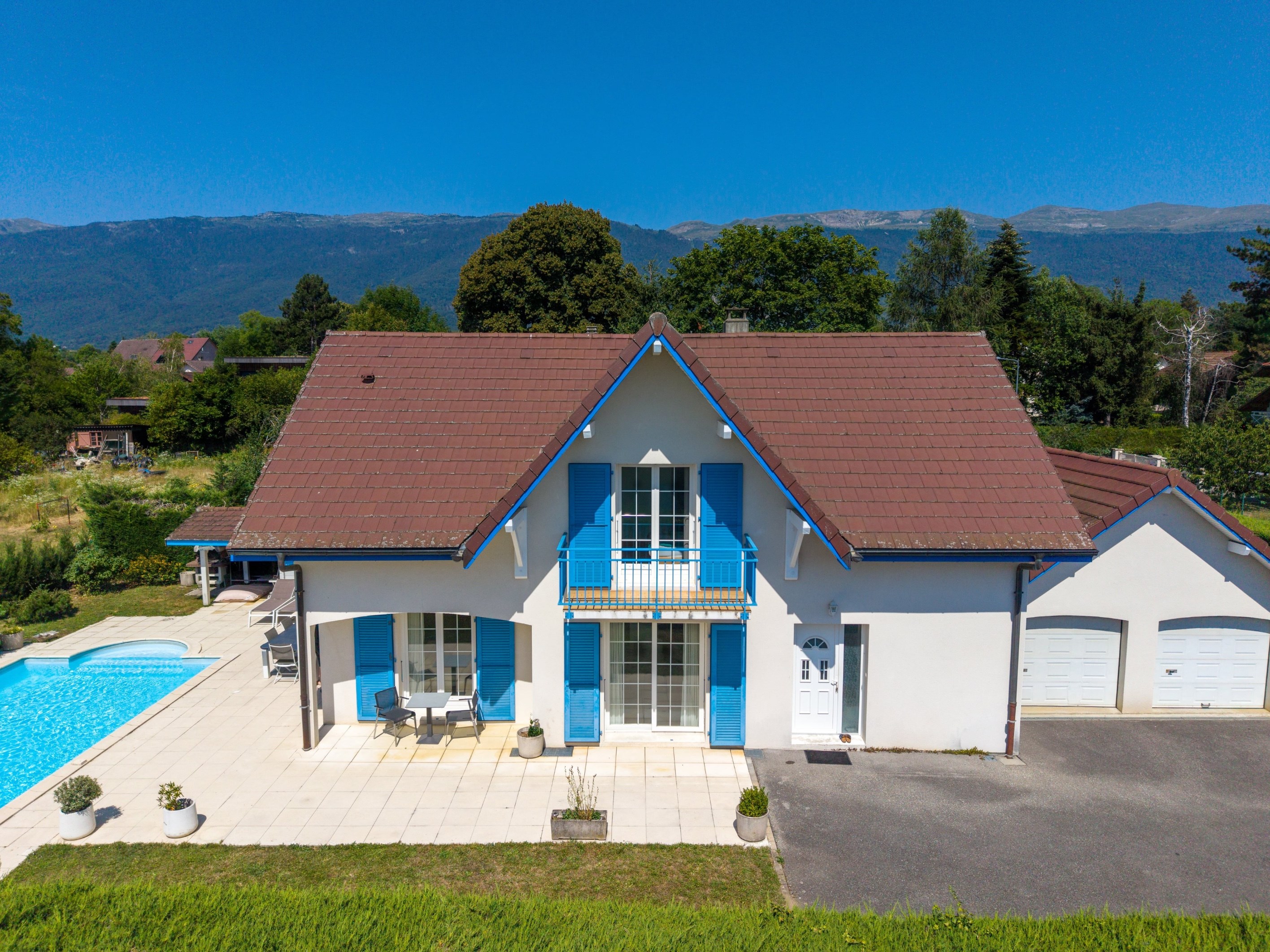  Elegant Home with Swimming Pool in a Peaceful Residential Setting - 物件實景
