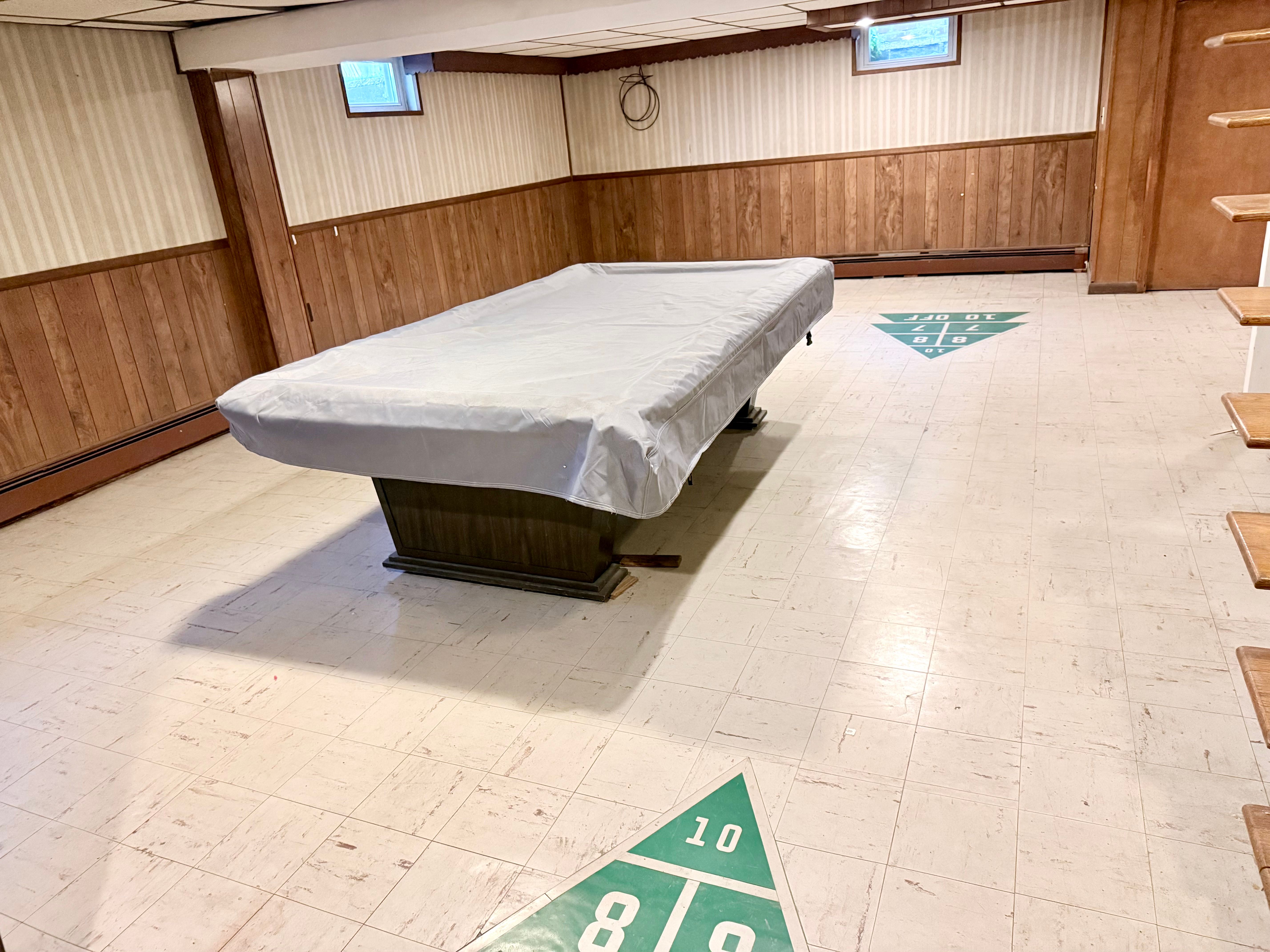 Well-Maintained Cape with Spacious Rooms and a Three-Car Garage - 物件實景
