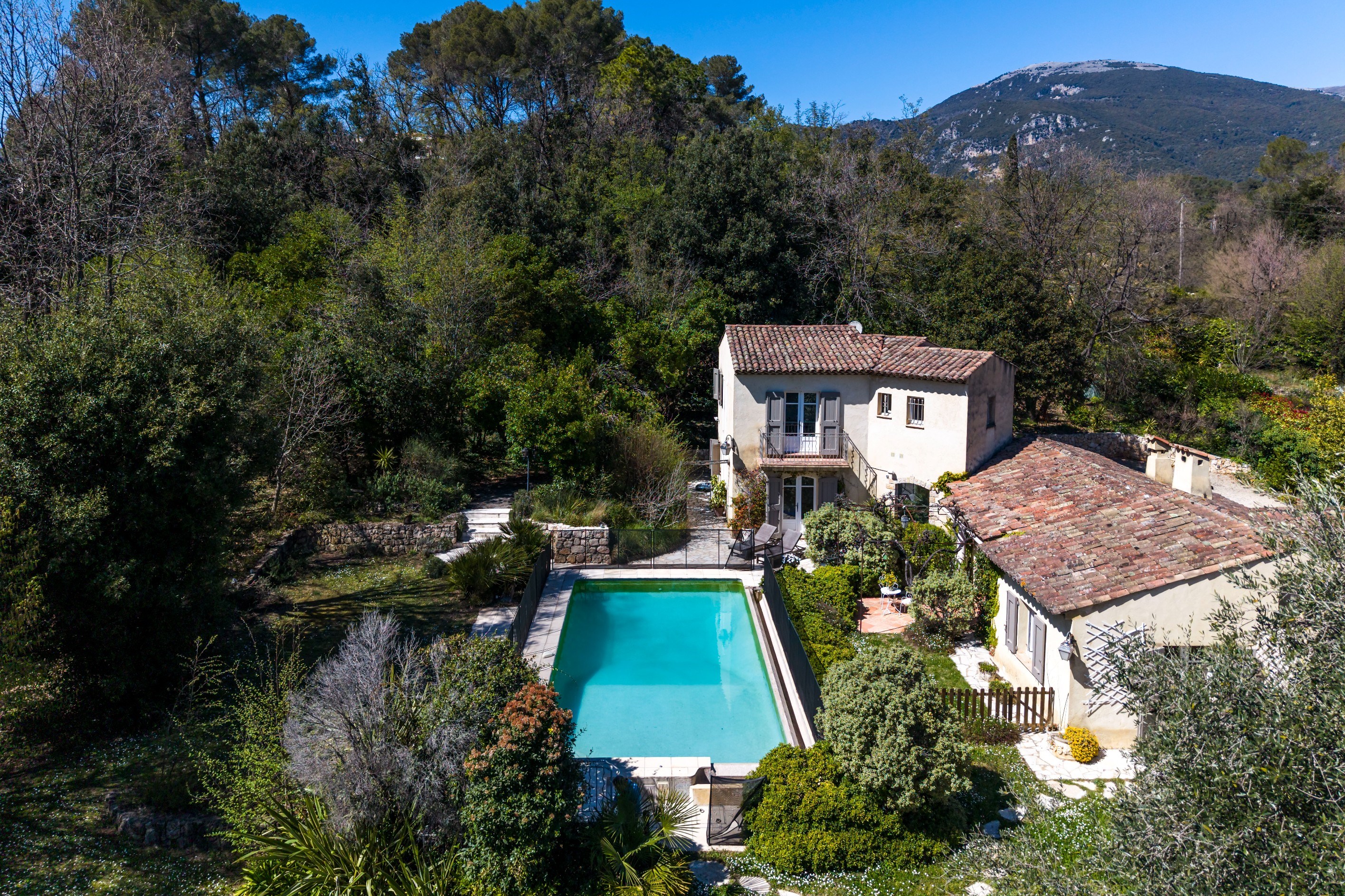  Provençal villa with pool and development potential in Roquefort les Pins near … - 物件實景