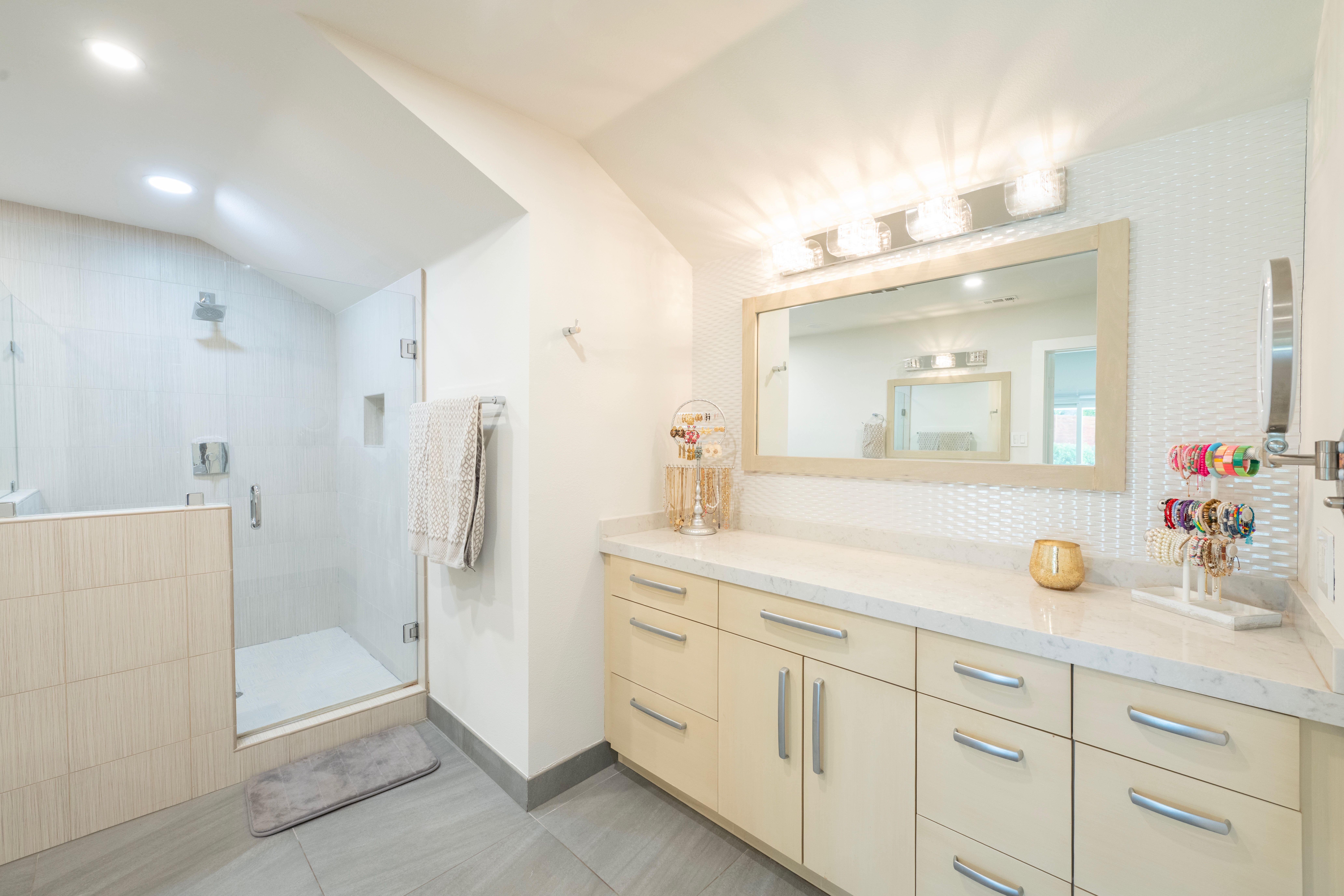  Desirable Corner Lot Home with Back Yard Oasis - 物件實景