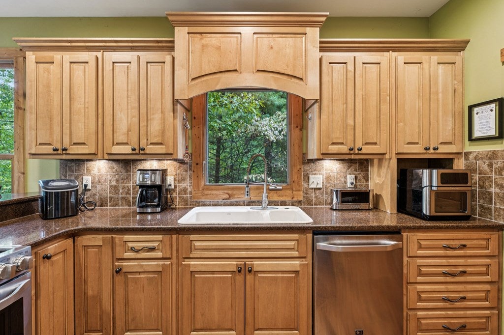 Ellijay, Georgia, 30540, United States, 3 Bedrooms Bedrooms, ,4 BathroomsBathrooms,Residential,For Sale,1952402