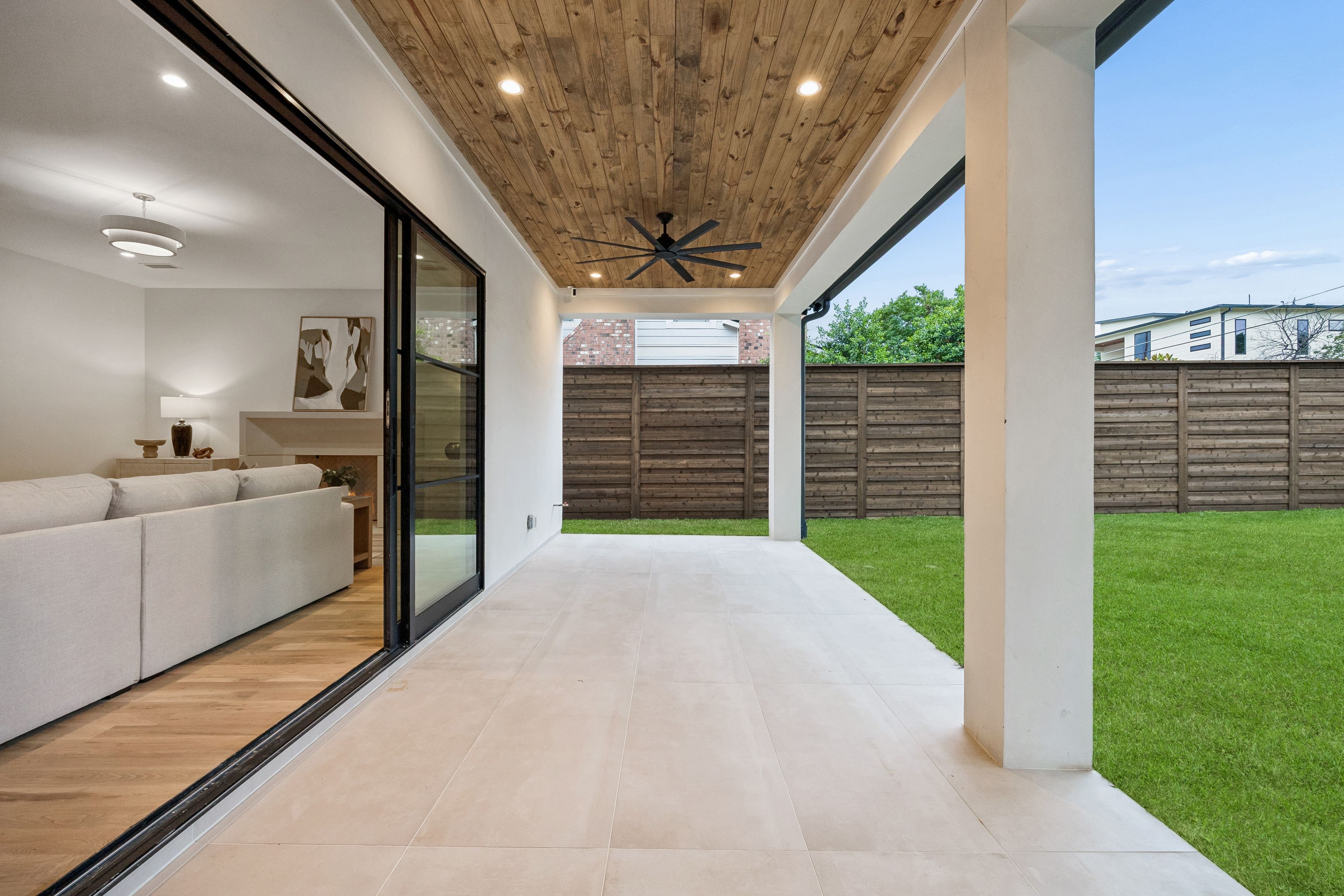  Luxurious East Dallas Home by Birchwood Custom Homes with Modern Elegance - 物件實景