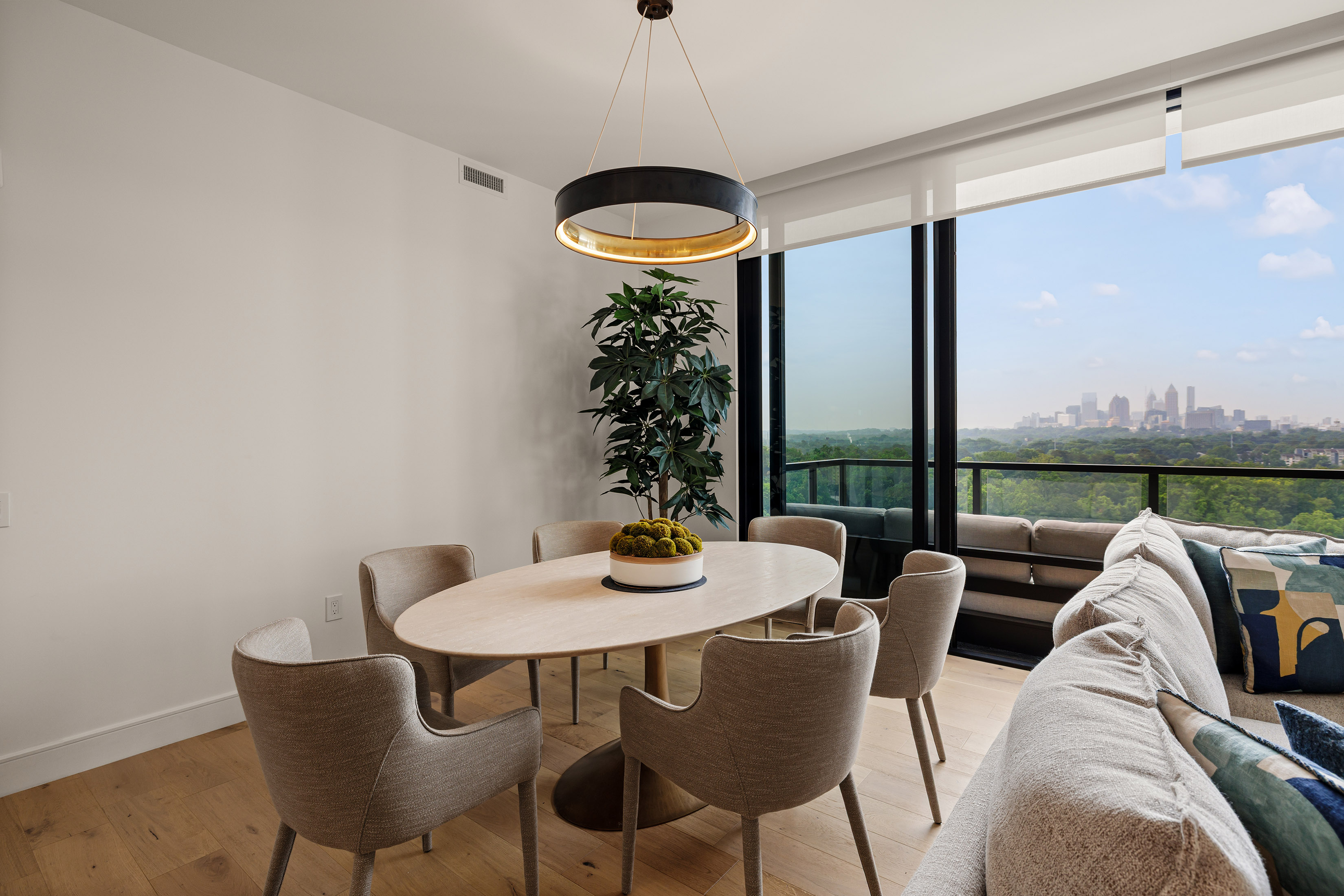  Elevated Design and Sweeping Skyline Views at The Dillon - 物件實景