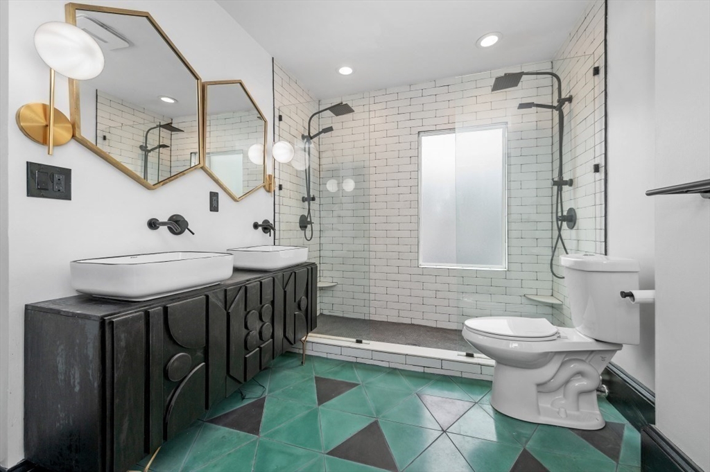 Boston, Massachusetts, 02127, United States, 2 Bedrooms Bedrooms, ,2 BathroomsBathrooms,Residential,For Sale,1988165