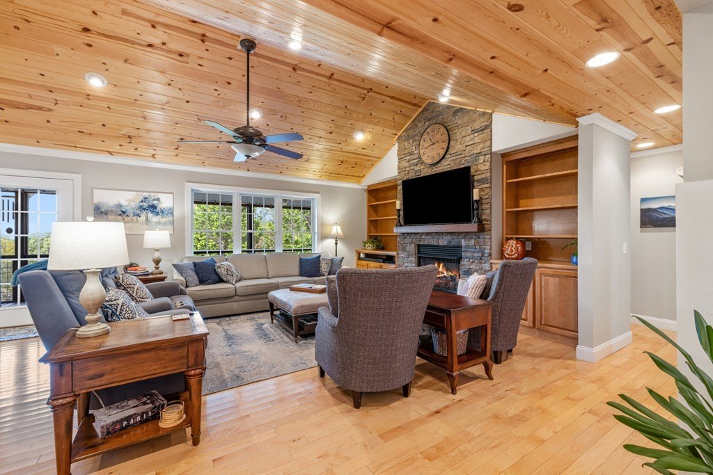 Hayesville, North Carolina, 28904, United States, 3 Bedrooms Bedrooms, ,4 BathroomsBathrooms,Residential,For Sale,1974136