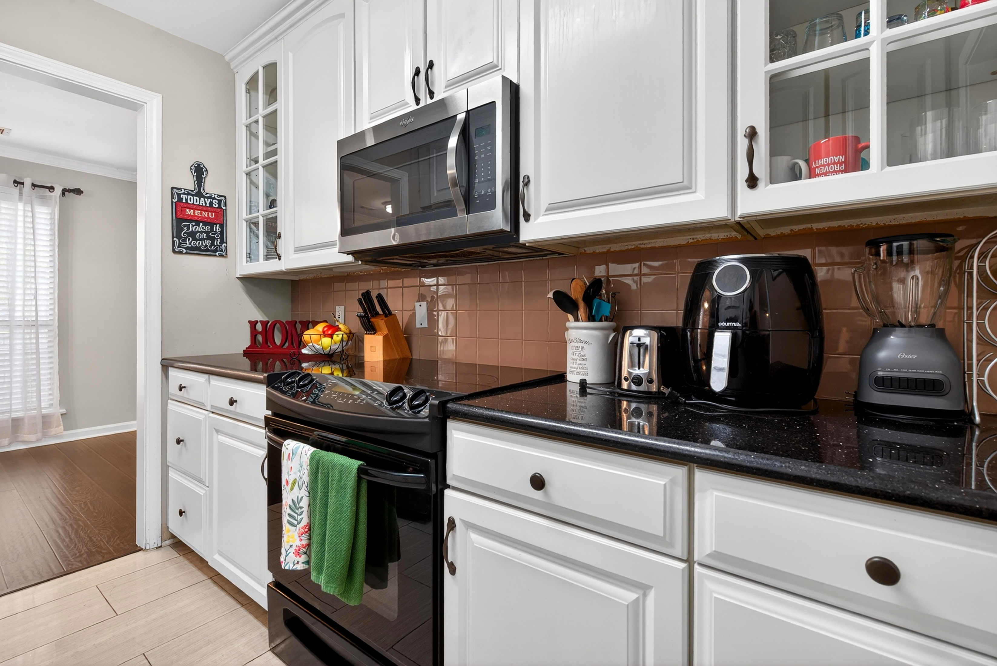  Townhouse-style Condo Offers Solid Value and Strong Upside Potential - 物件實景