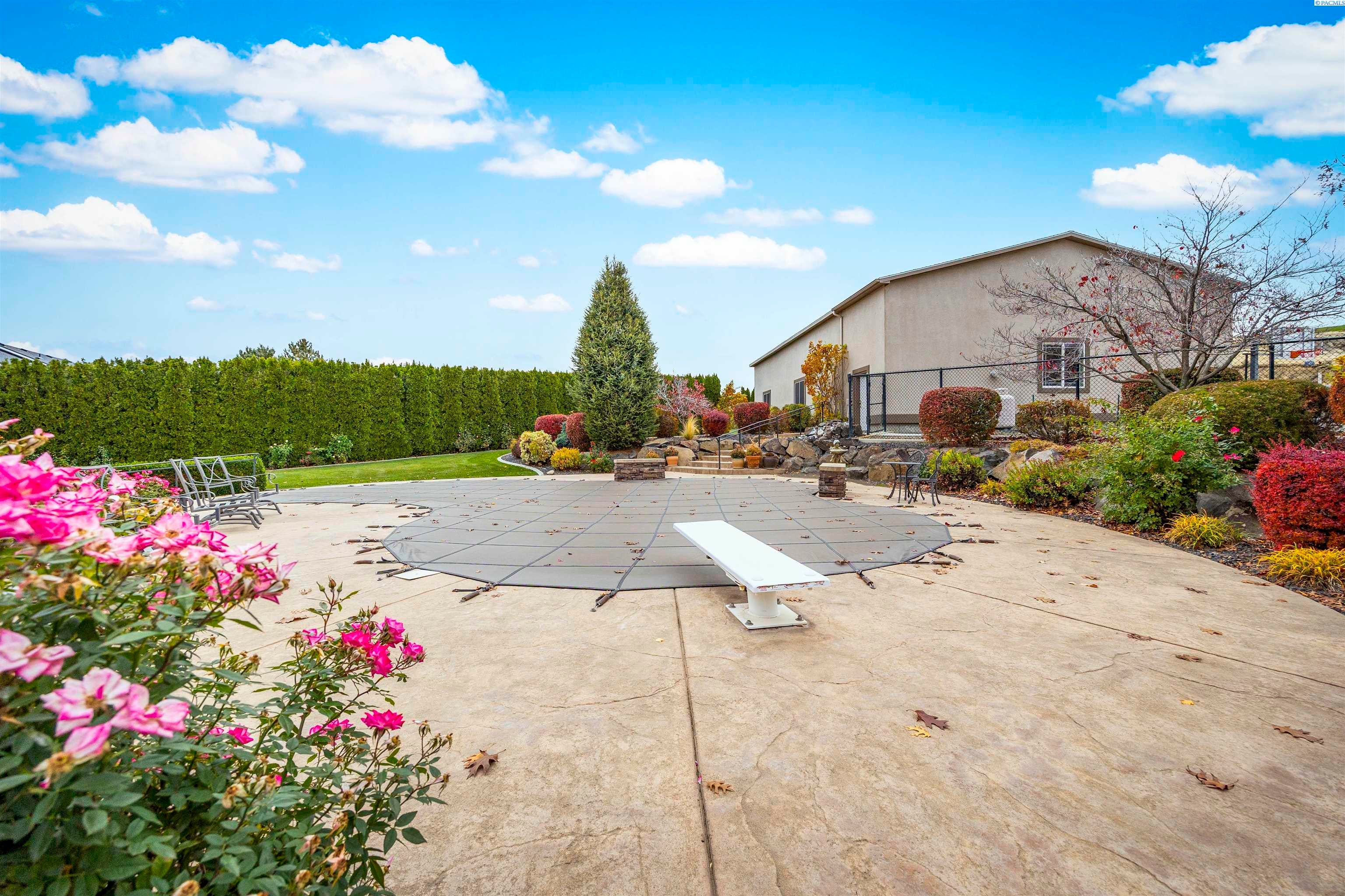 Pasco, Washington, 99301, United States, 5 Bedrooms Bedrooms, ,4 BathroomsBathrooms,Residential,For Sale,1988519