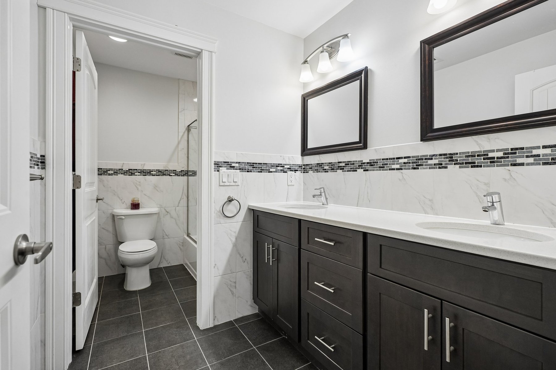  ?Steven Court Community? Meticulously Maintained Top to Bottom Townhome - 物件實景
