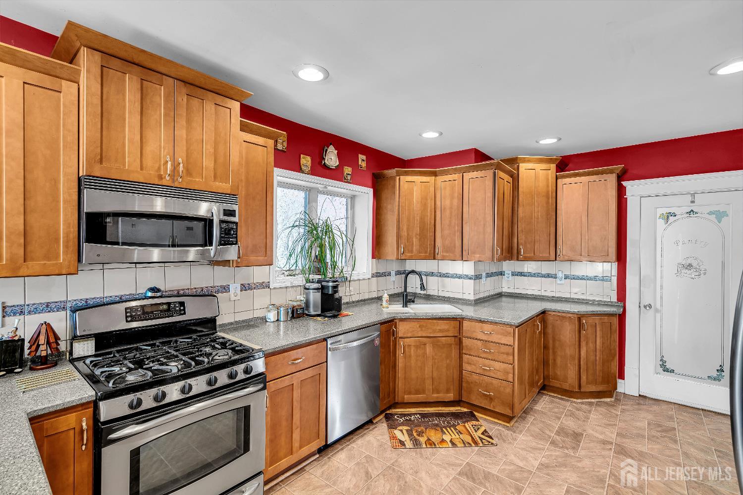 Woodbridge Proper, New Jersey, 07095, United States, 5 Bedrooms Bedrooms, ,2 BathroomsBathrooms,Residential,For Sale,1906051